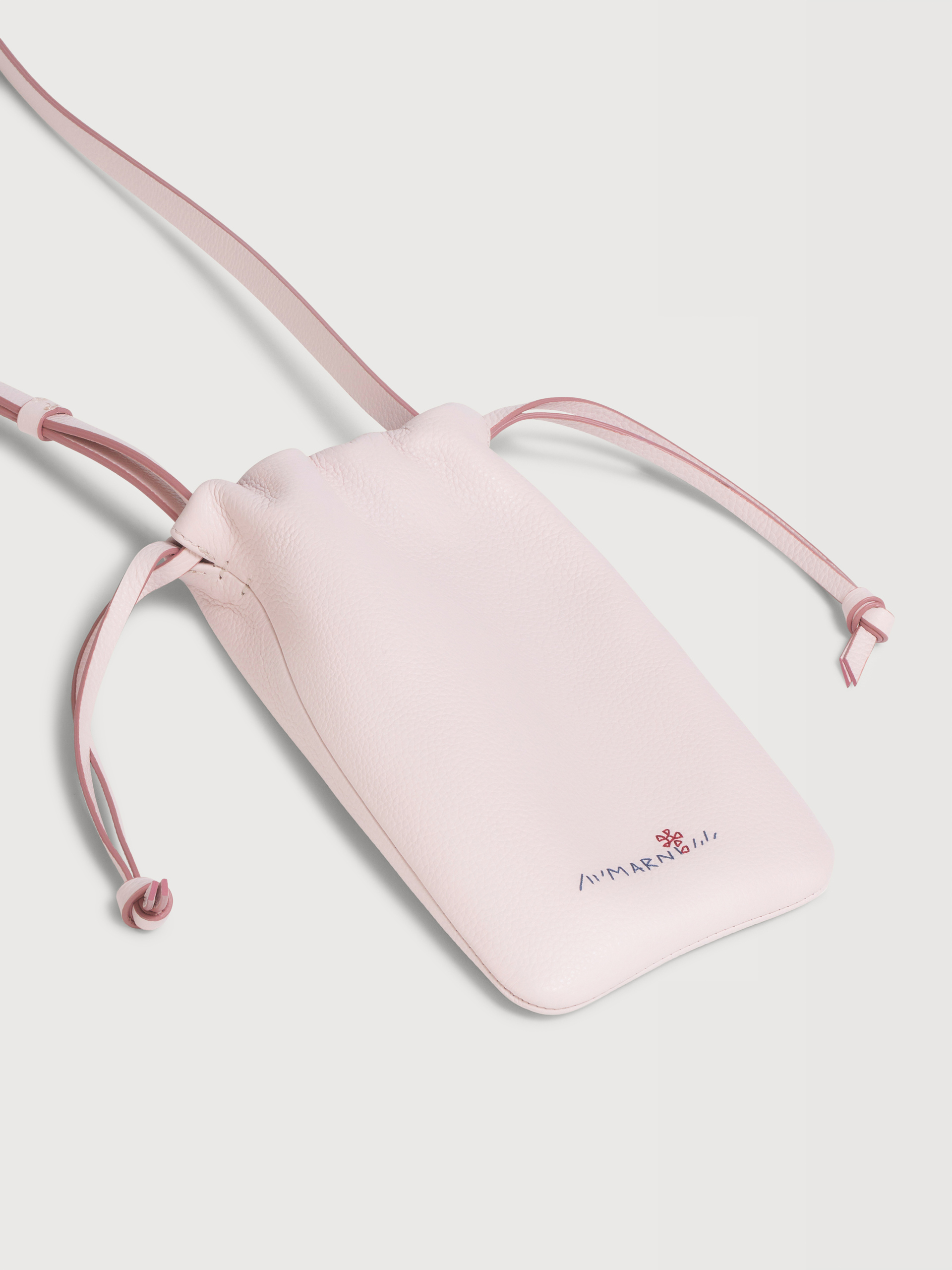 ピンク レザー製ドローストリング付きスマホホルダー、マルニメンディング入り - ウォレット＆レザー小物 - Image 4