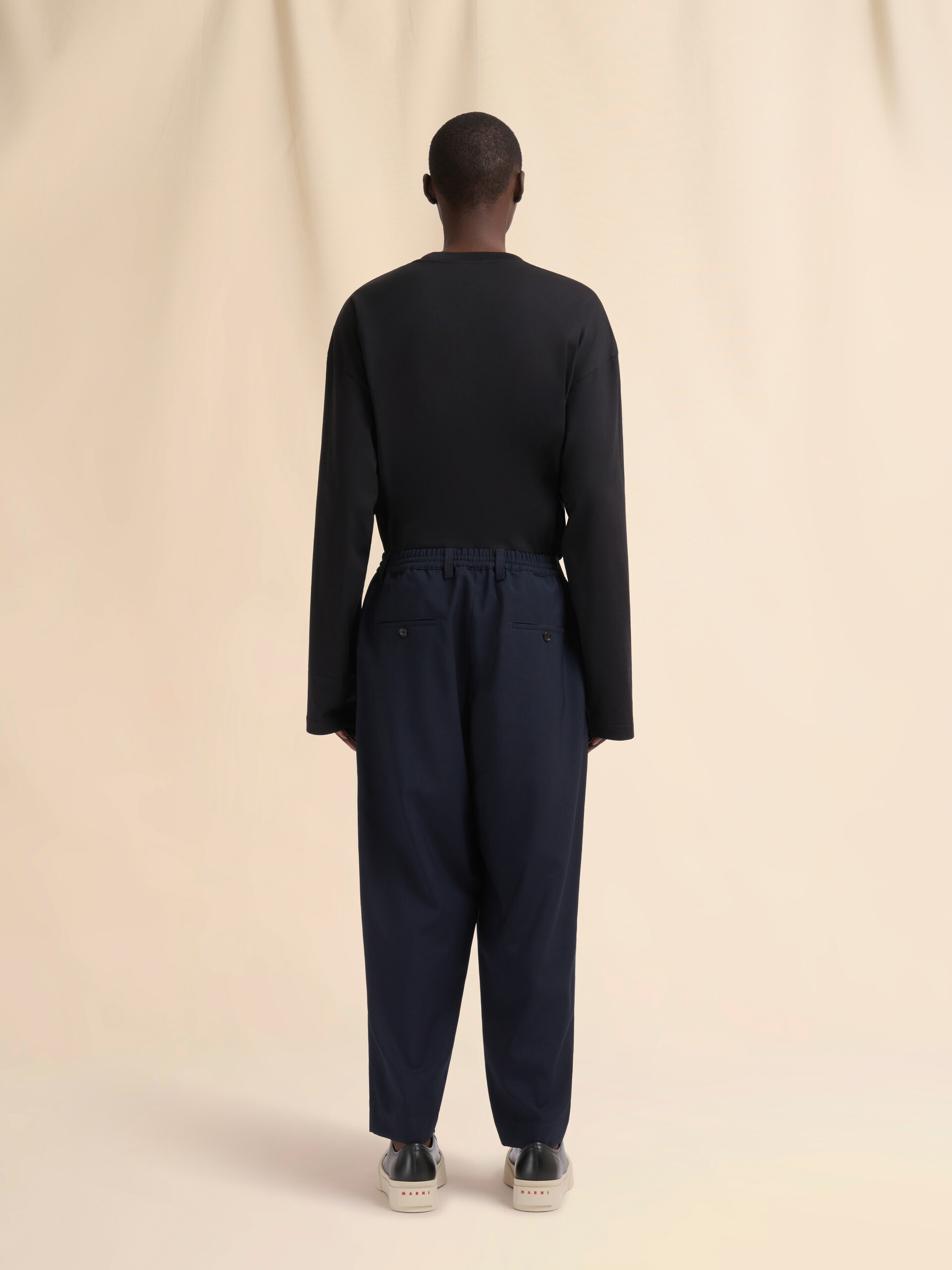 Cropped trousers in cool wool with drawstring at the waist - Pants - Image 3