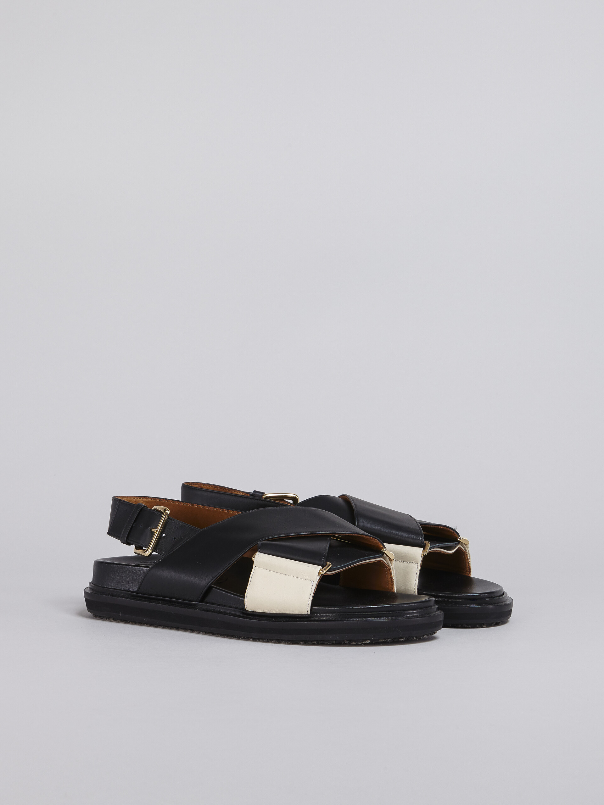 Schwarze und weiße Fußbett-Sandale aus glattem Kalbsleder - Sandalen - Image 2