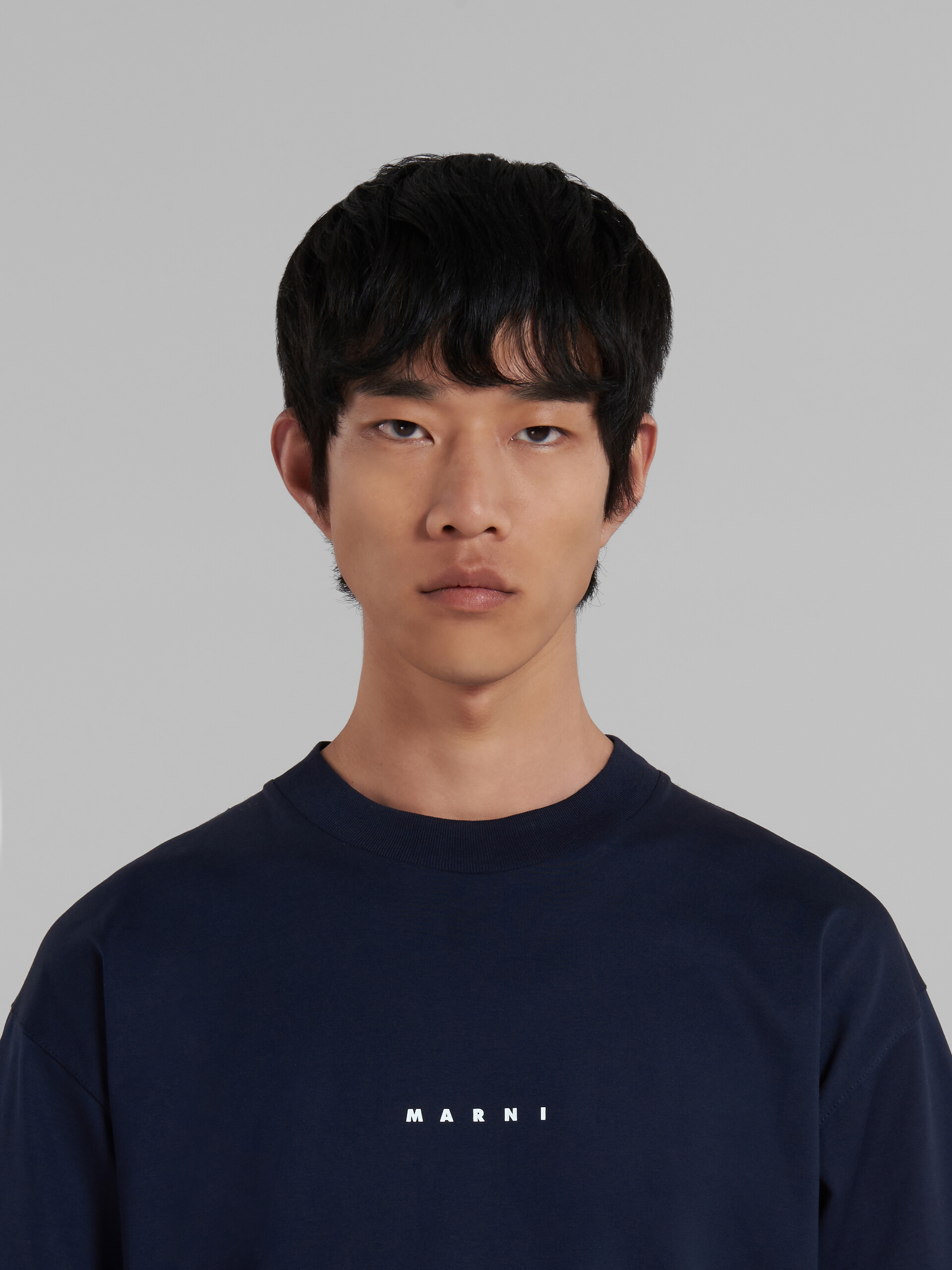 Camiseta con logotipo en jersey azul y negro - Camisetas - Image 4