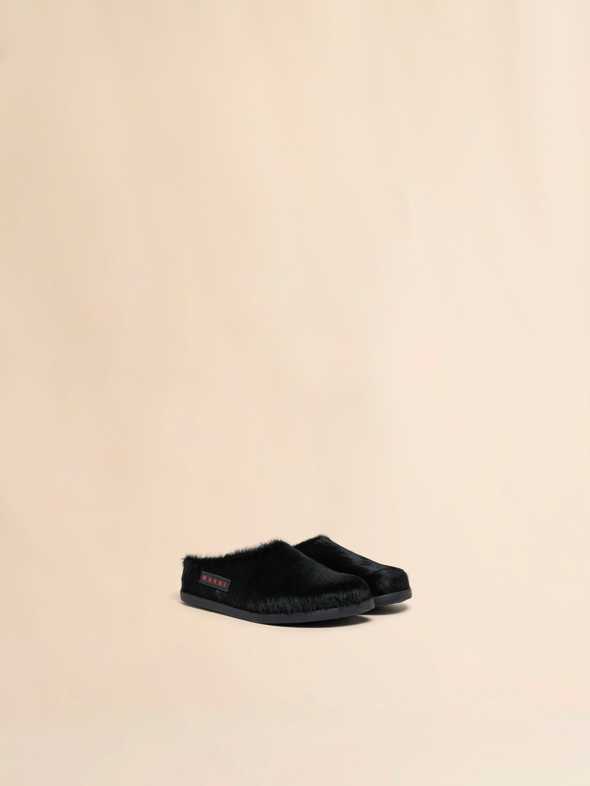 Black pony hair Fussbett sabot - Sneakers - Image 2