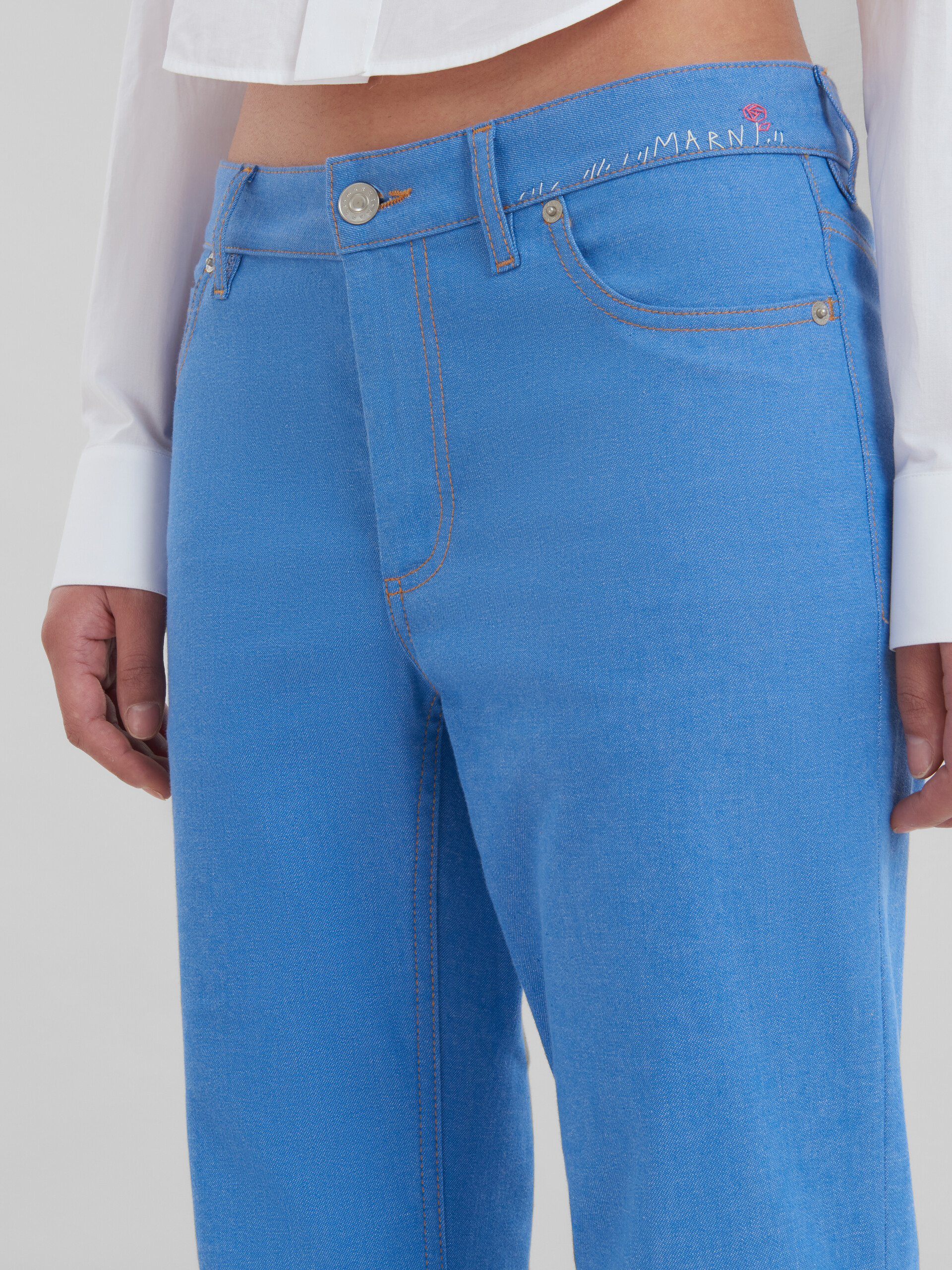 Pantaloni a zampa in denim stretch blu - Pantaloni - Image 4