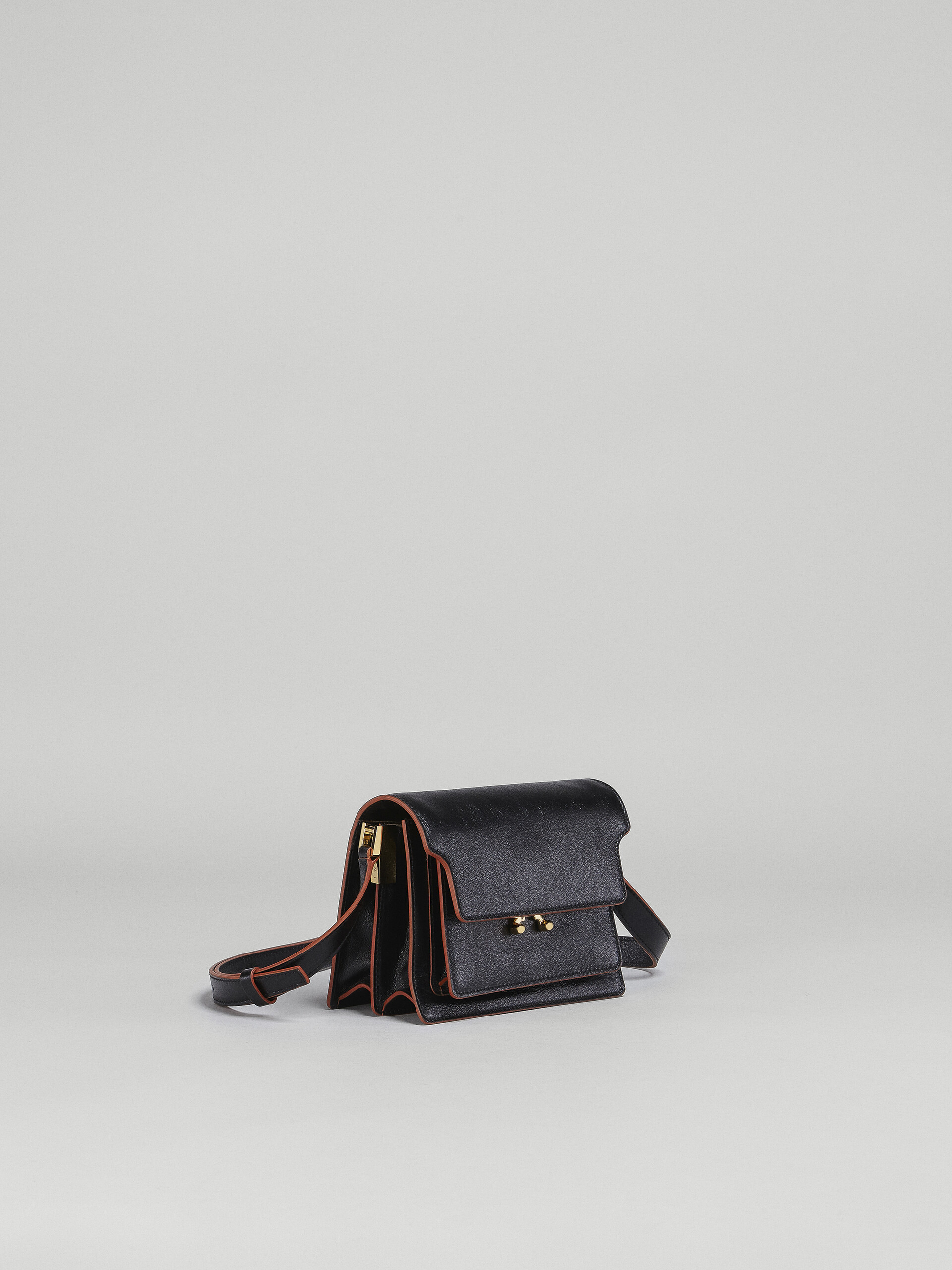 Mini sac TRUNK SOFT en veau foulonné noir - Sacs portés épaule - Image 6