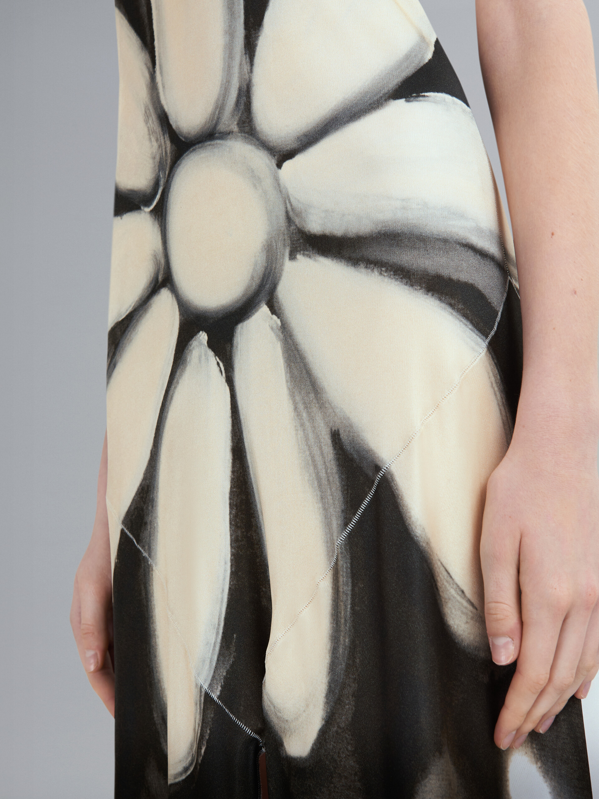 Langes Kleid aus Viskose-Jersey mit Dripping Daisy-Print - Kleider - Image 5