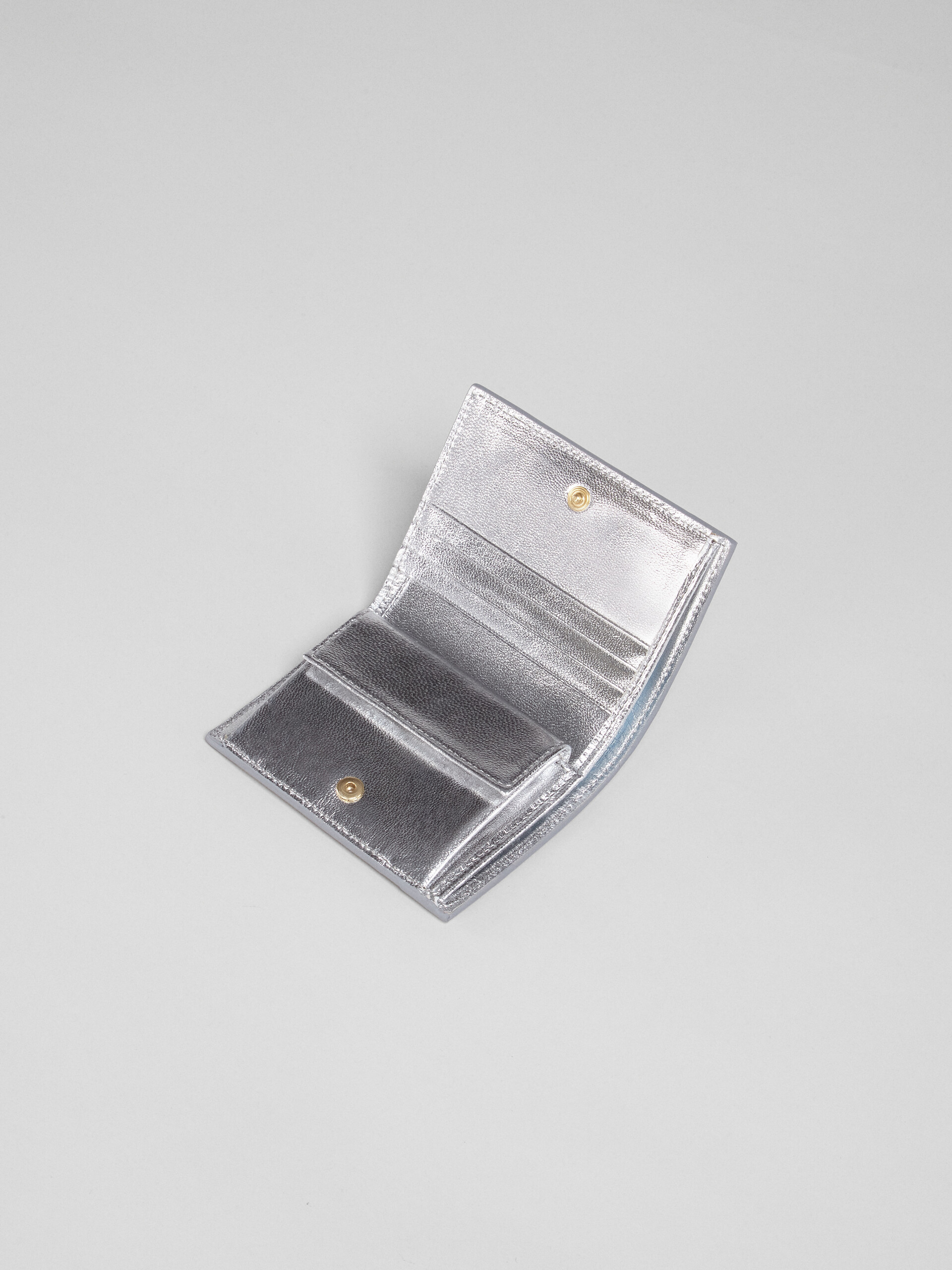 Portefeuille à deux volets en cuir nappa argent métallisé - Portefeuilles - Image 3