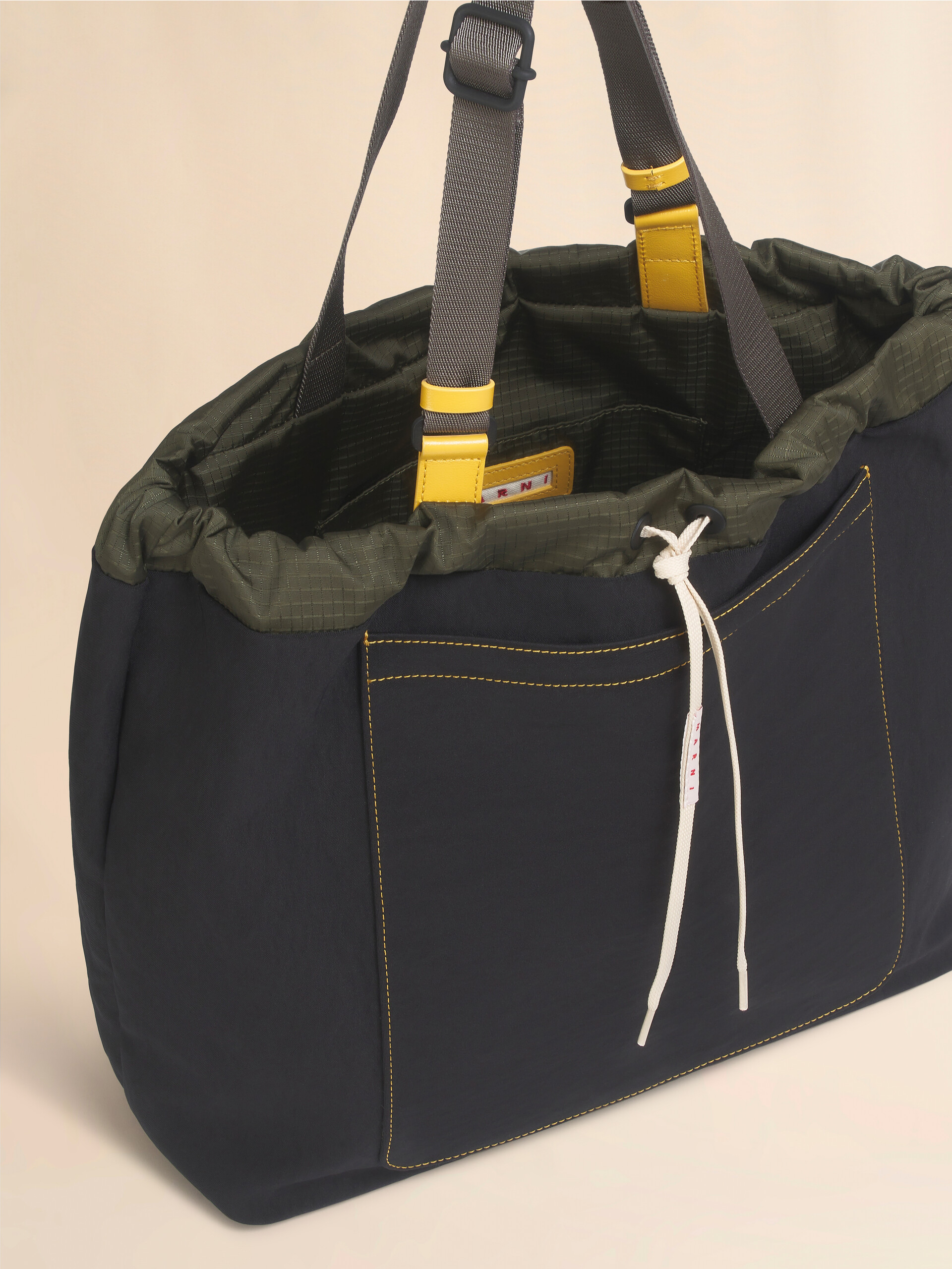 Tote Bag aus schwarzem technischem Gewebe - Shopper - Image 4