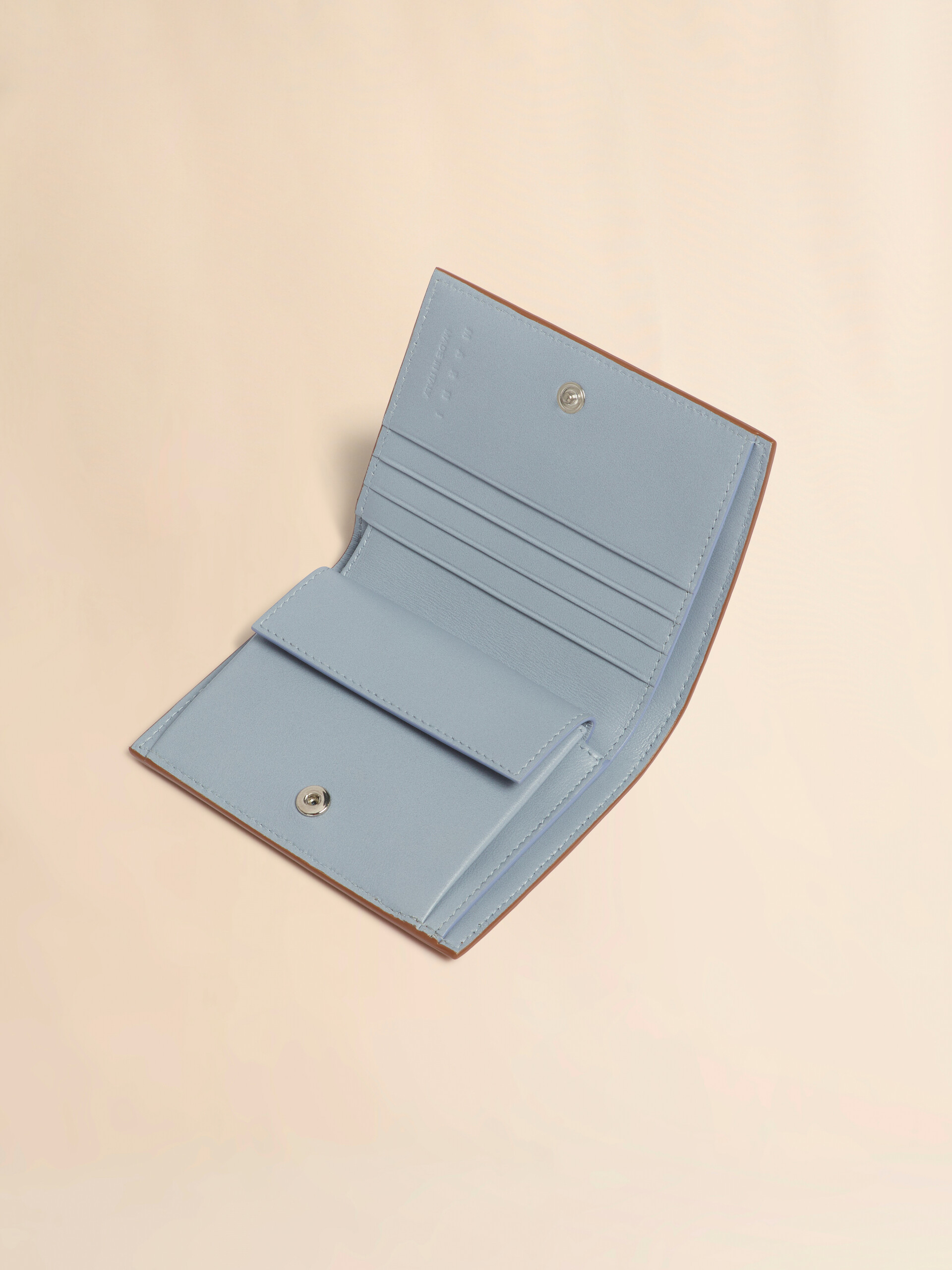 グレー レザー製二つ折りウォレット、マルニメンディング刺繍入り - 財布 - Image 4