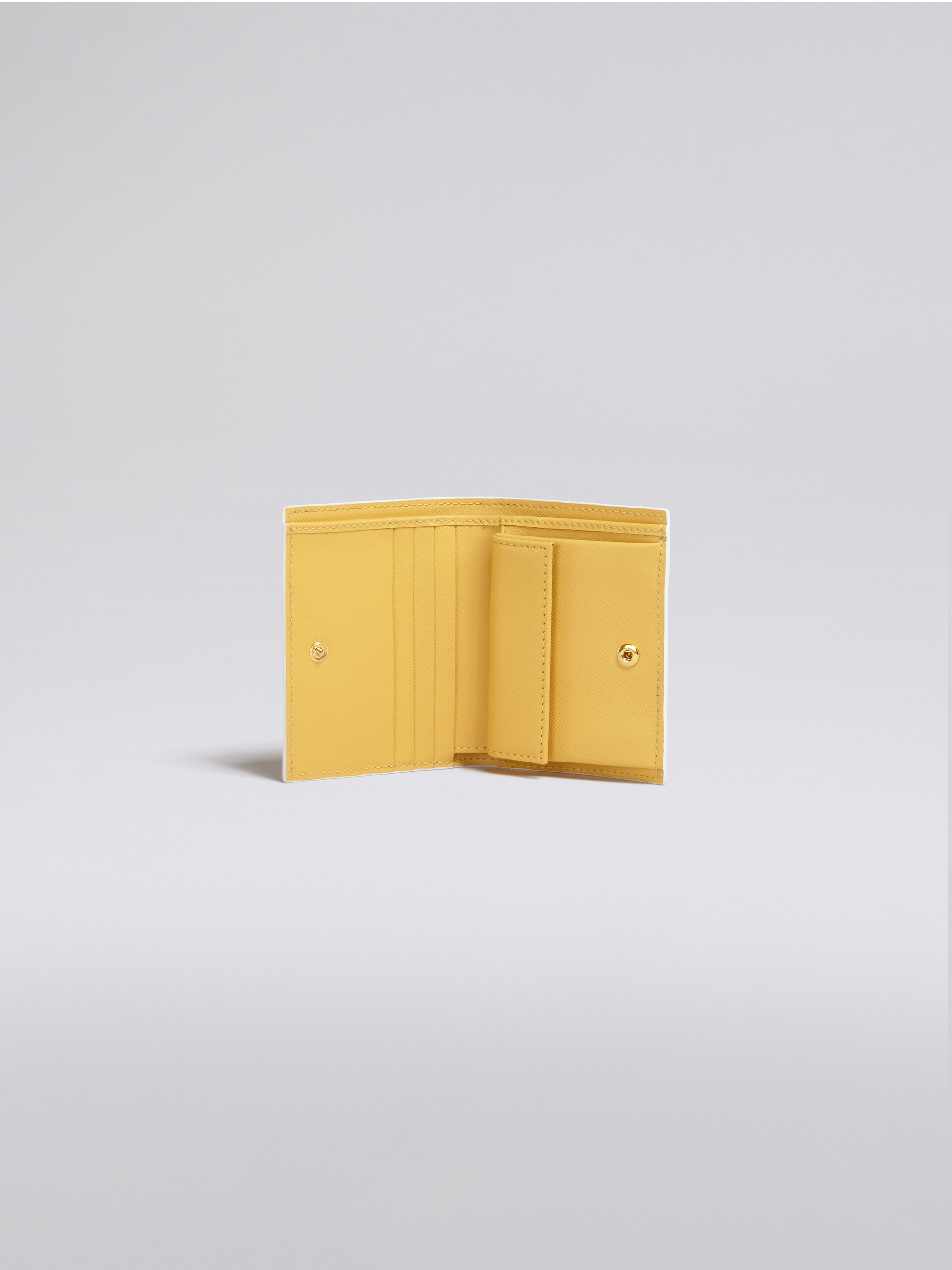 Portafoglio bi-fold in vitello saffiano monocolore giallo - Portafogli - Image 2