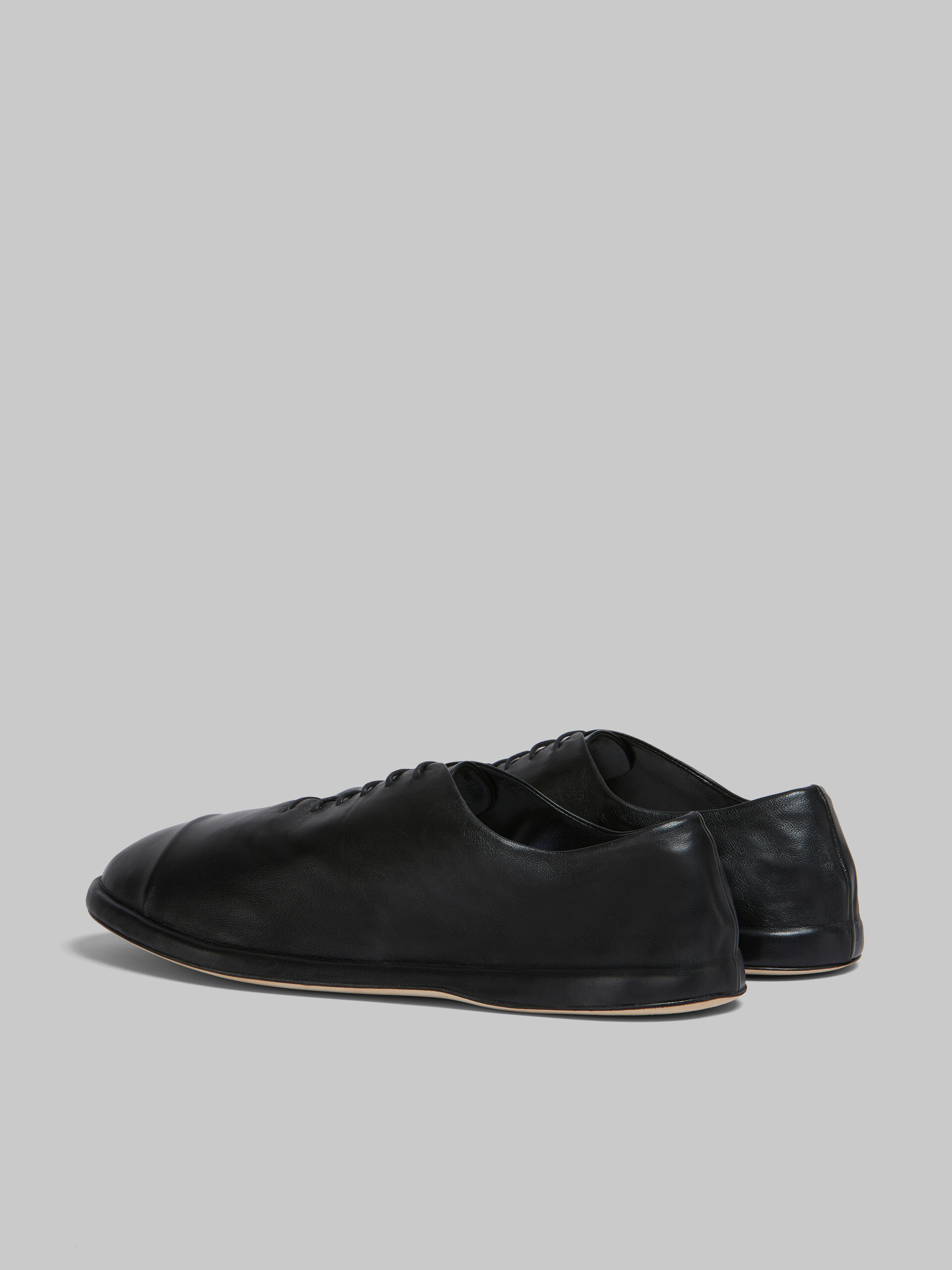 Zapatillas sin costuras de piel de napa gris - Zapatos con cordones - Image 3