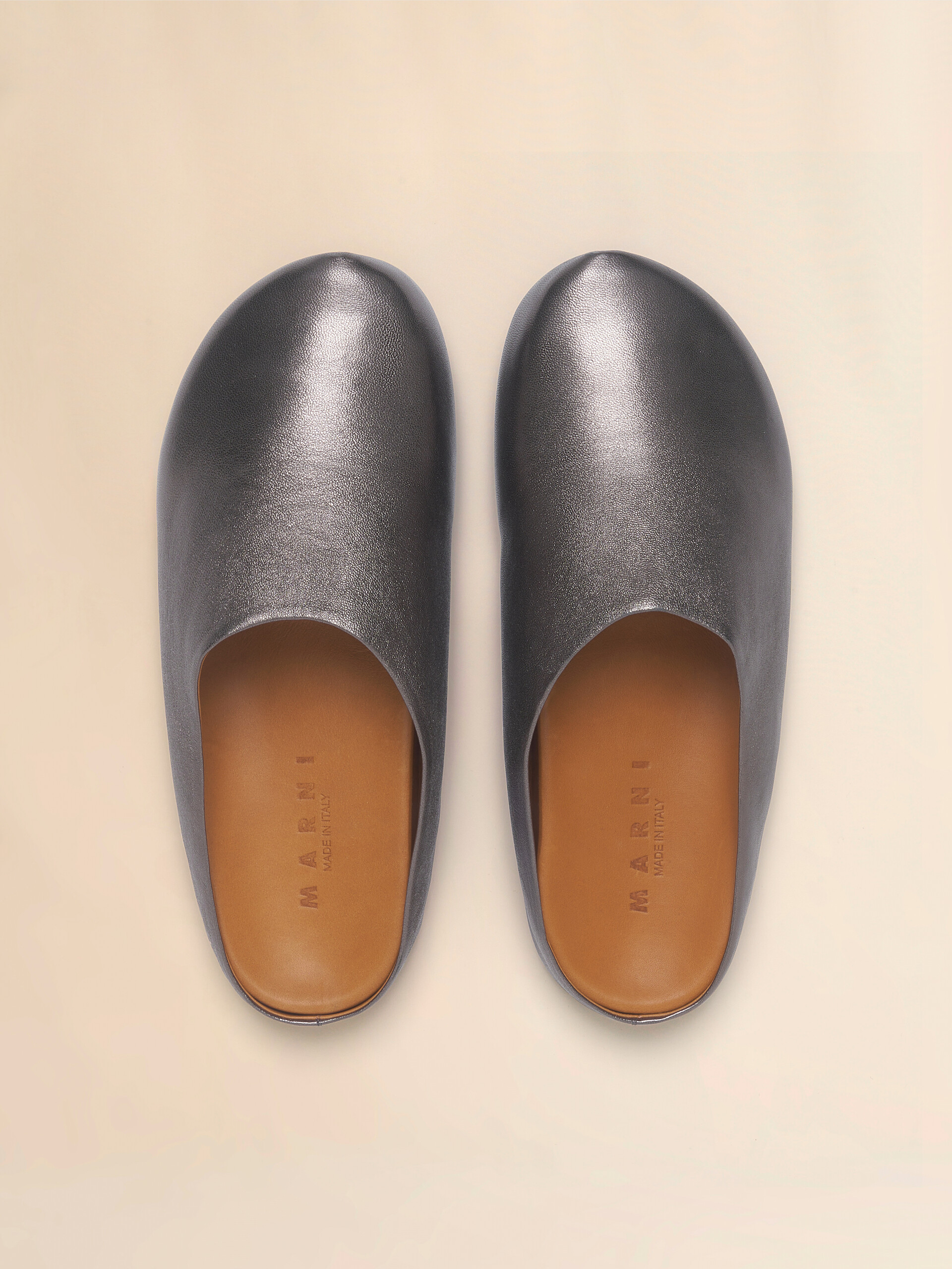 Dark silver leather Fussbett sabot - Clogs - Image 4