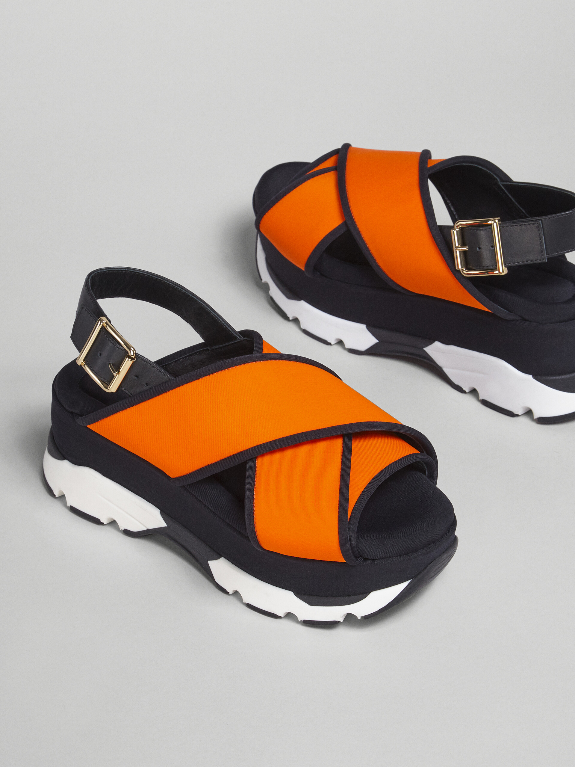 Orangefarbene Sandale aus technischem Gewebe mit überkreuzten Riemchen - Sandalen - Image 5