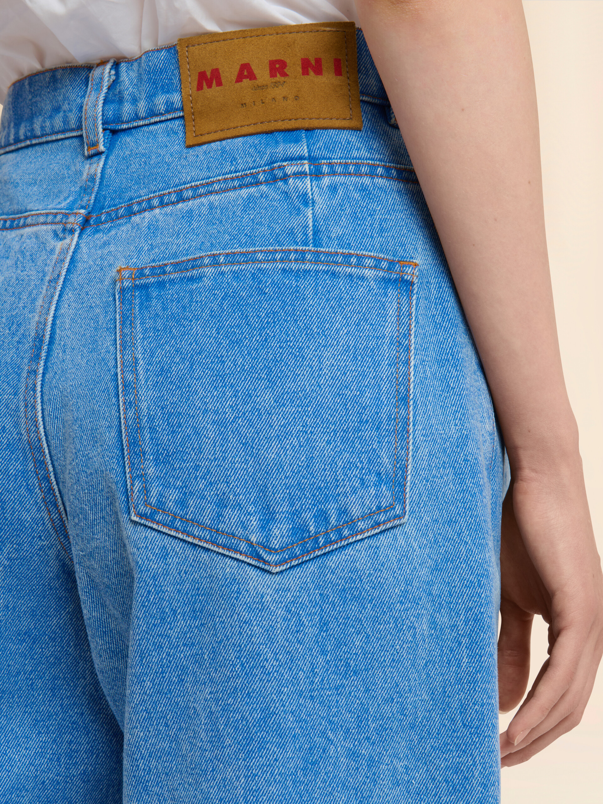 Vaqueros de corte carrot azules de denim orgánico - Pantalones - Image 5