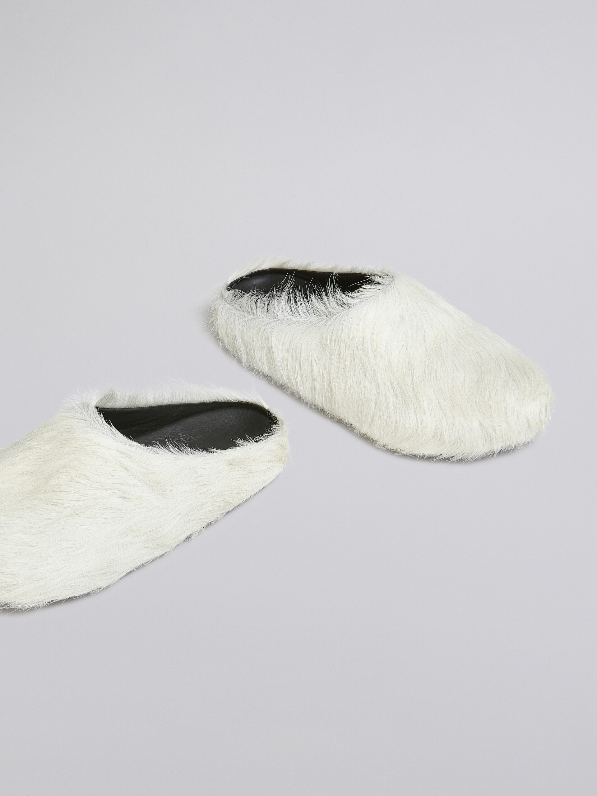 Hinten offener Loafer-Barfußschuh aus weißem Kalbsfell - Holzschuhe - Image 5
