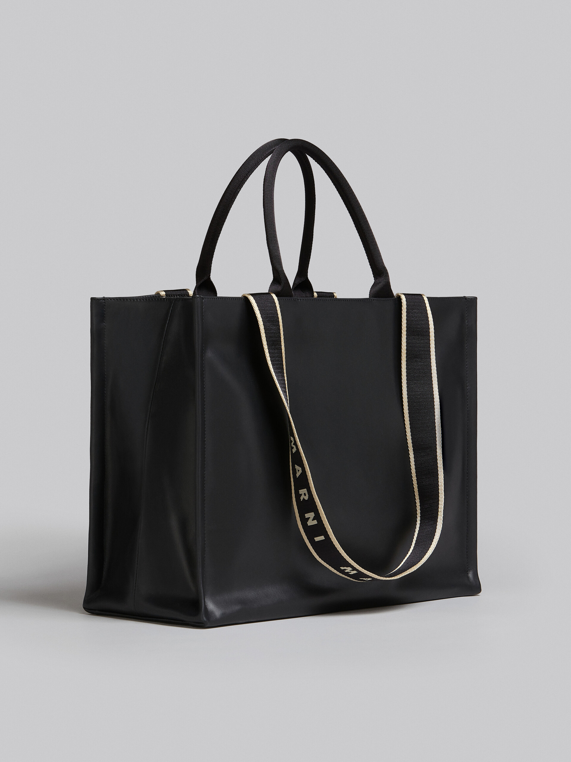 Bey Tote Bag in black leather - Shopping Bags - Image 5