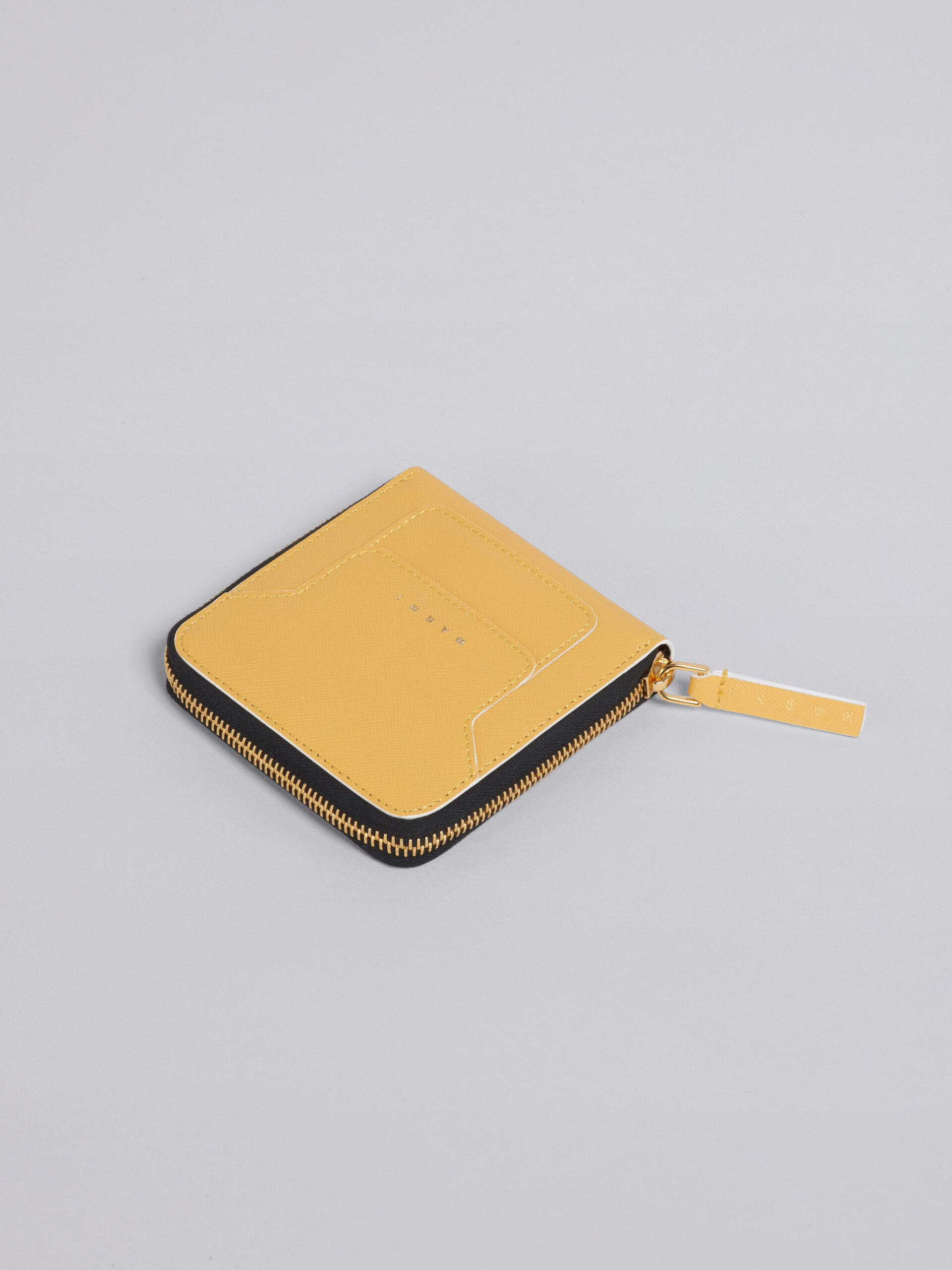 Portefeuille carré à zip sur trois côtés en cuir de veau saffiano monochrome - Portefeuilles - Image 4