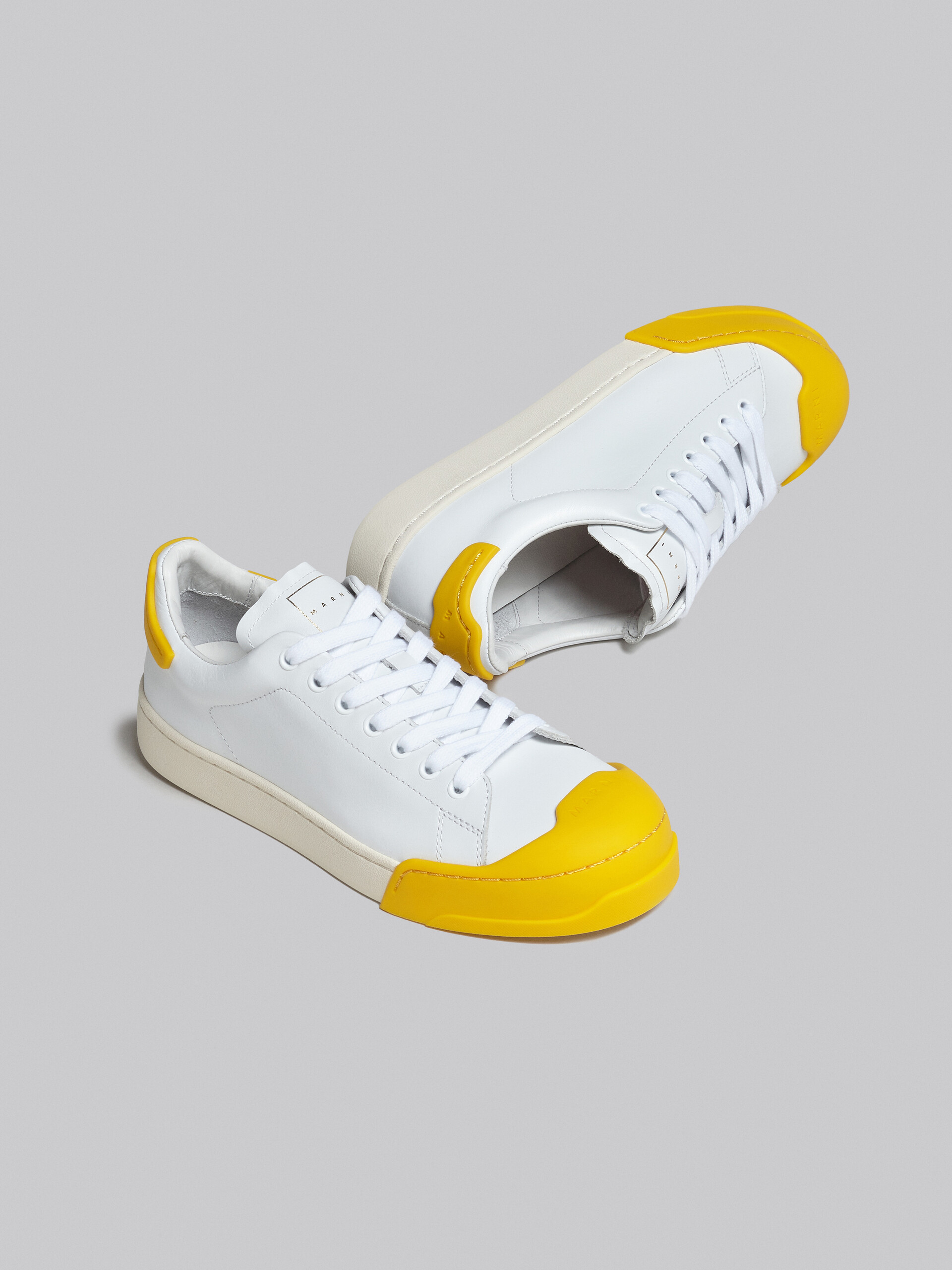 Zapatilla Dada Bumper de piel blanca y amarilla - Sneakers - Image 5