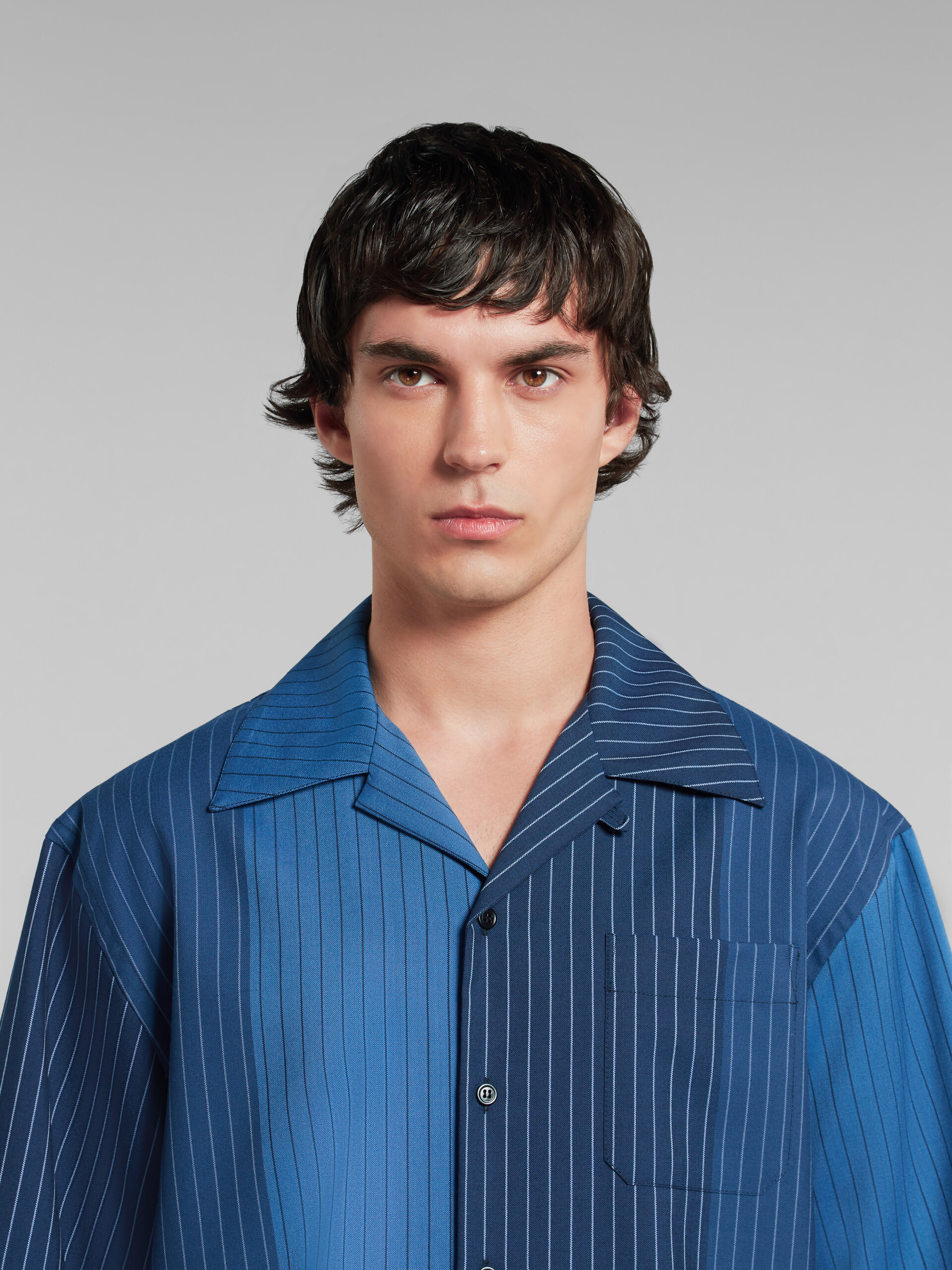 ブルー グラデーションピンストライプ ウール製ボーリングシャツ - シャツ - Image 4