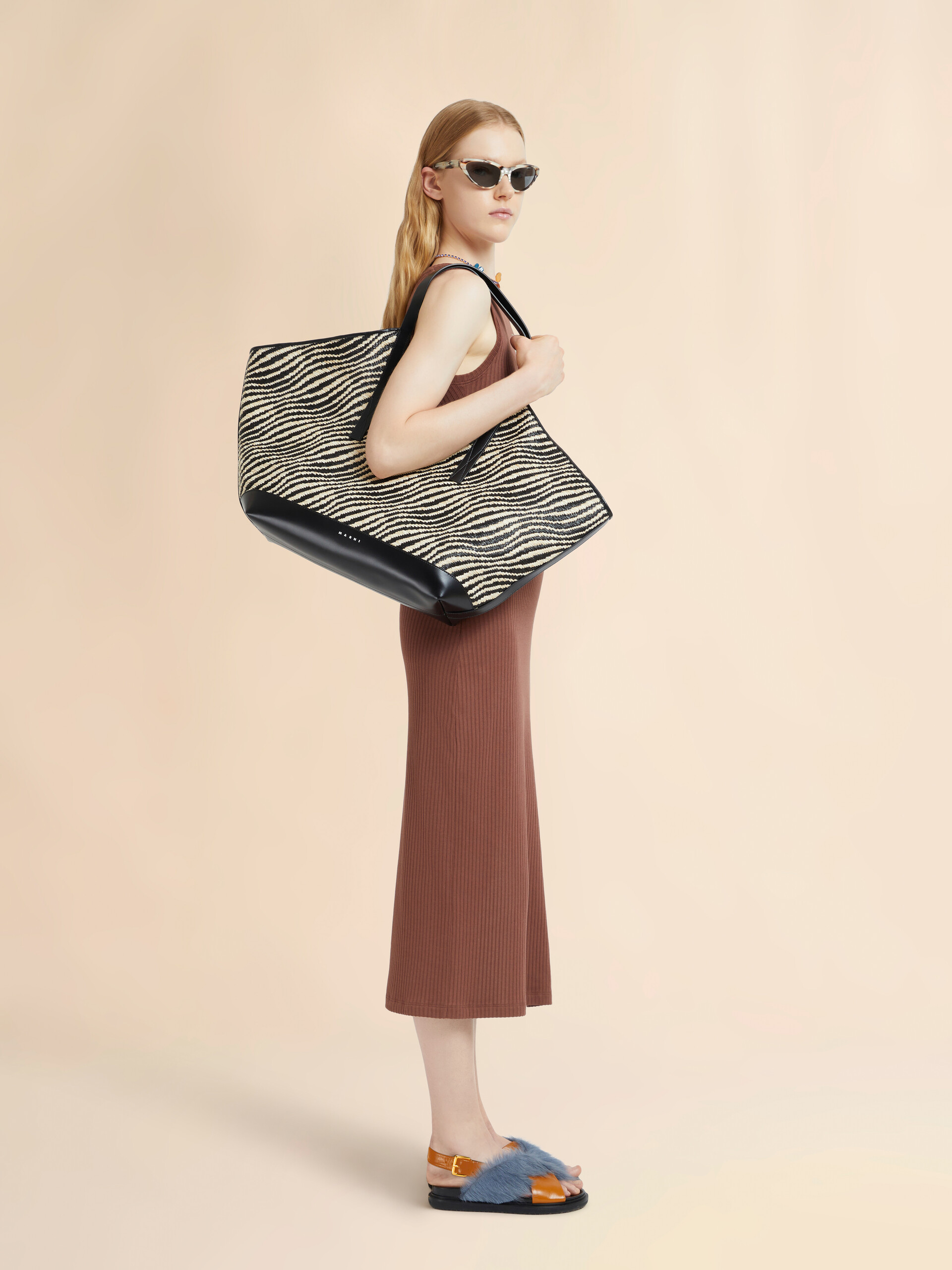 Black raffia-effect Waves tote bag - Shopping Bags - Image 2