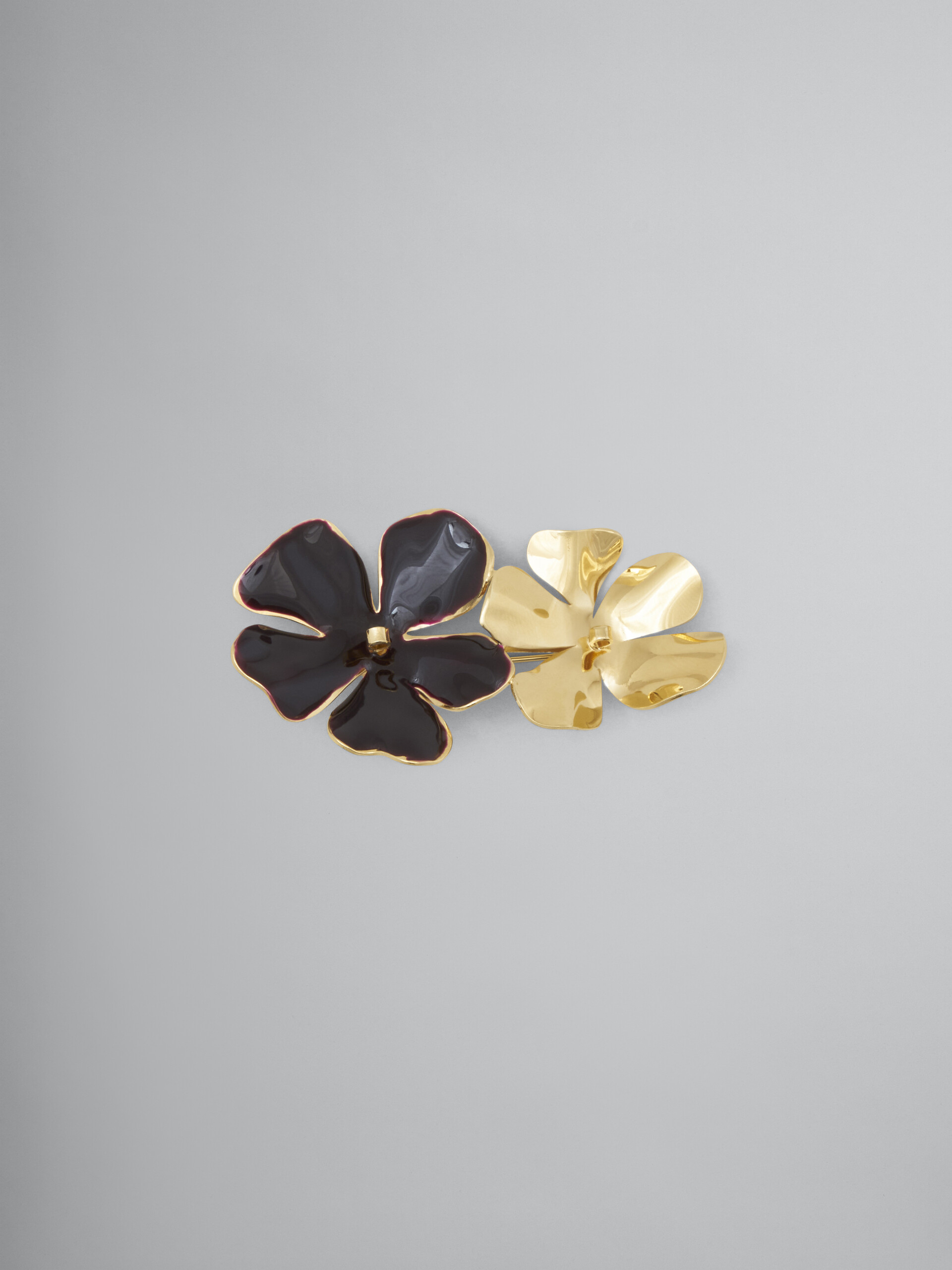Brass FLOWER brooch in the shape of a flower with enamel petals - Broach - Image 1
