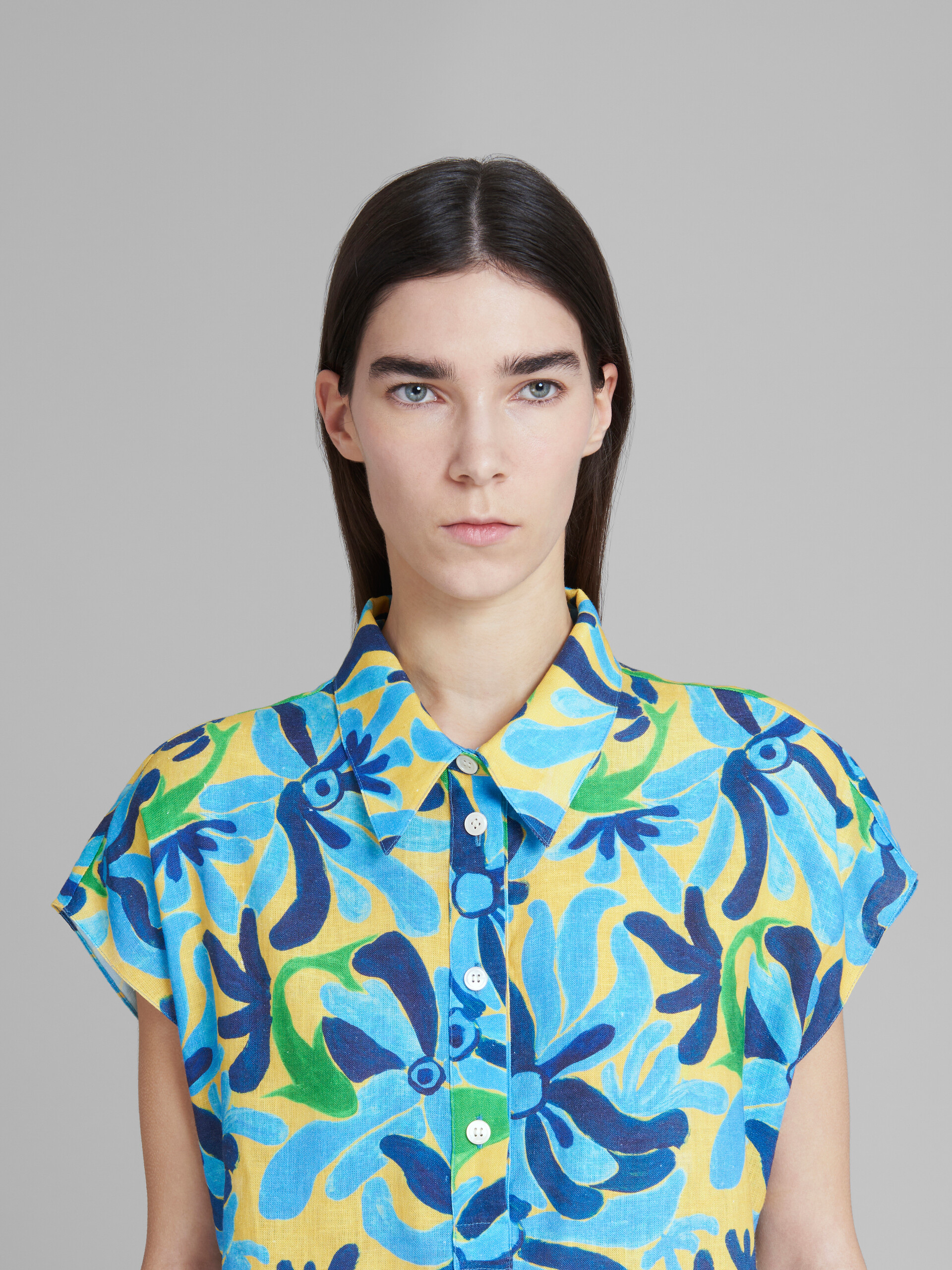 Marni x No Vacancy Inn - Linen and viscose polo top with Chippy Fishes print - Shirts - Image 4