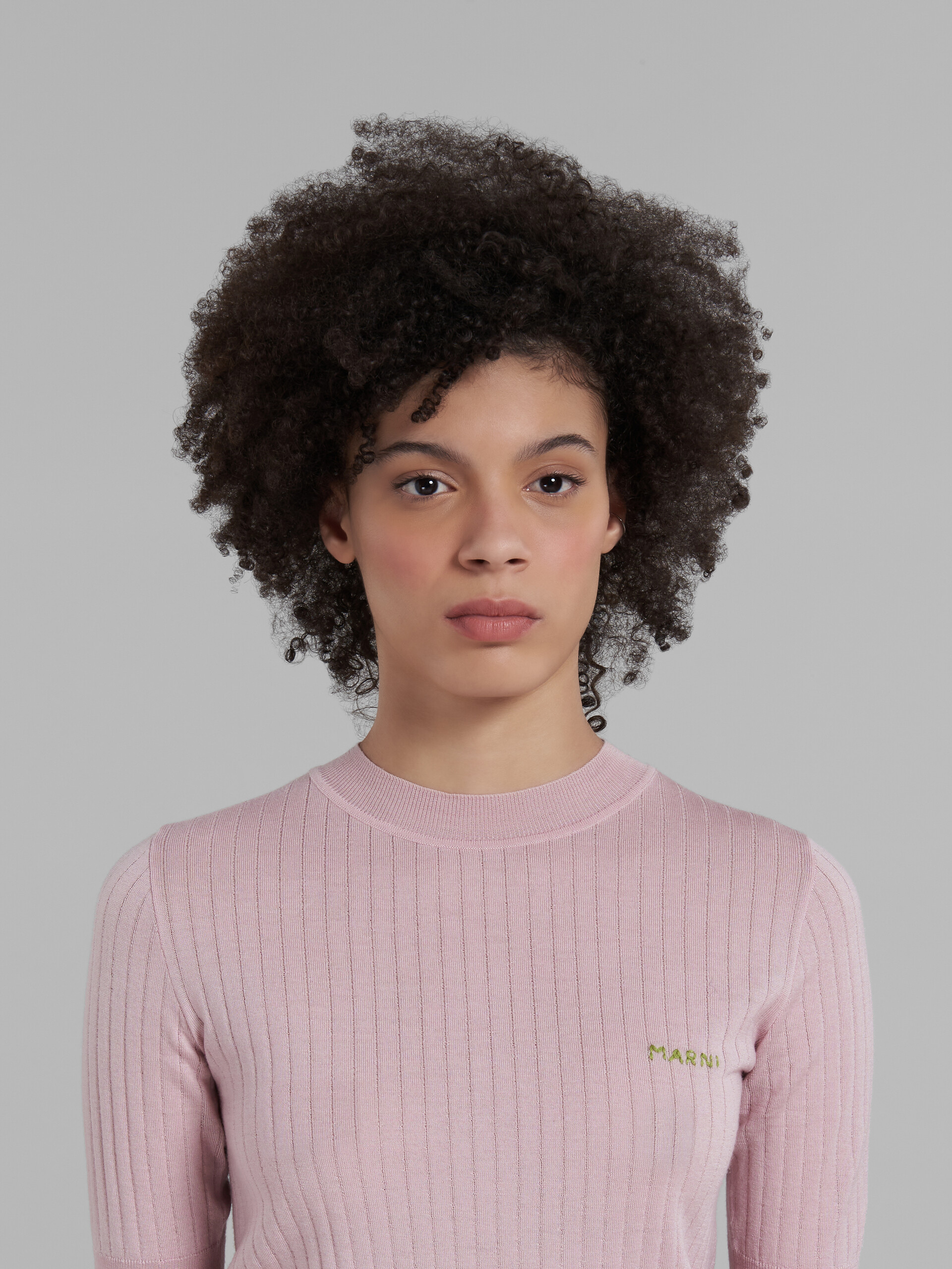 Rosafarbener, gerippter Pullover aus Wolle und Seide - Pullover - Image 4