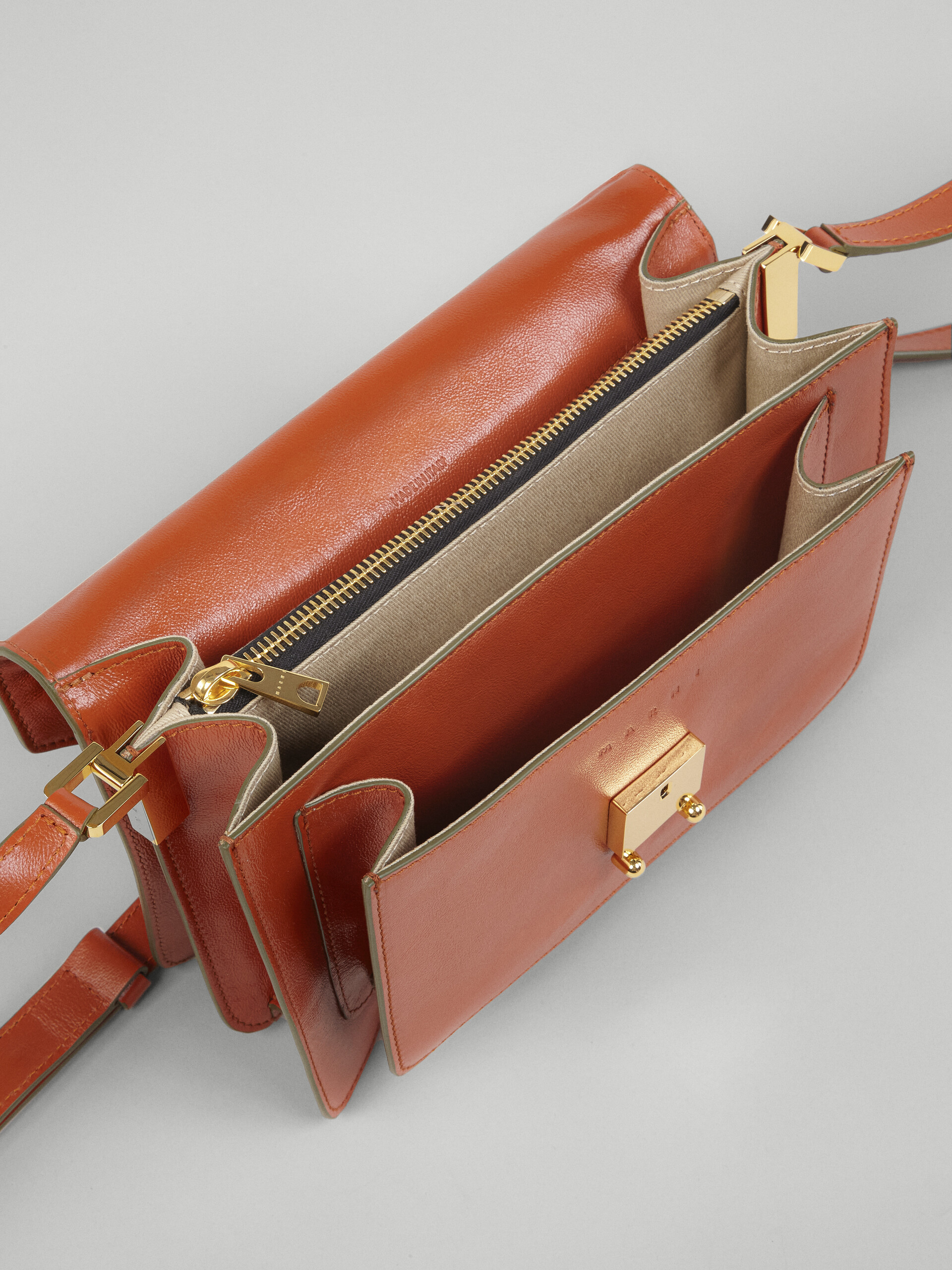 Braune TRUNK SOFT Tasche aus getrommeltem Kalbsleder - Schultertaschen - Image 5