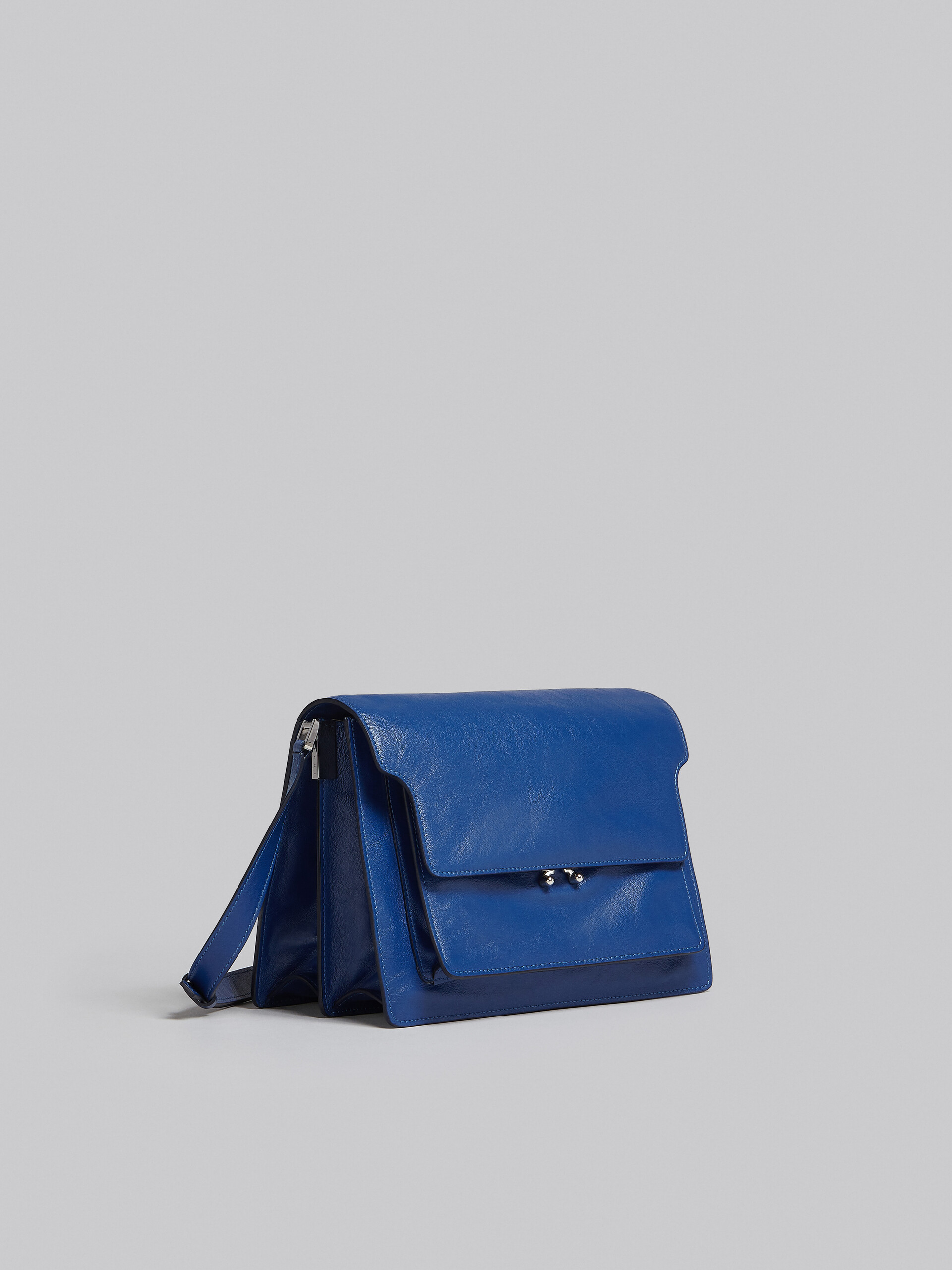 Trunk Soft Large Bag in blue leather - Shoulder Bags - Image 6