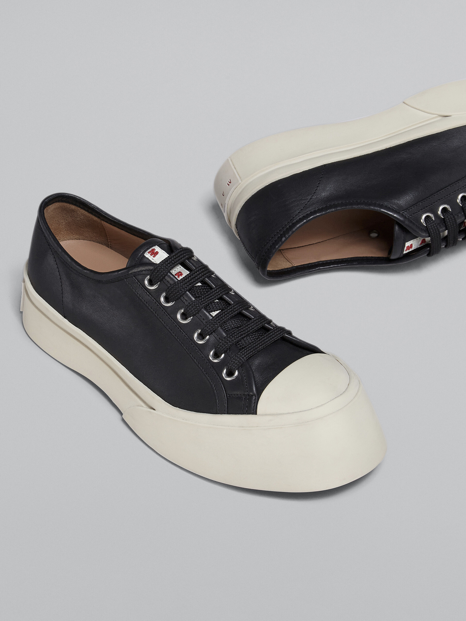Sneakers PABLO aus schwarzem Nappaleder - Sneakers - Image 5