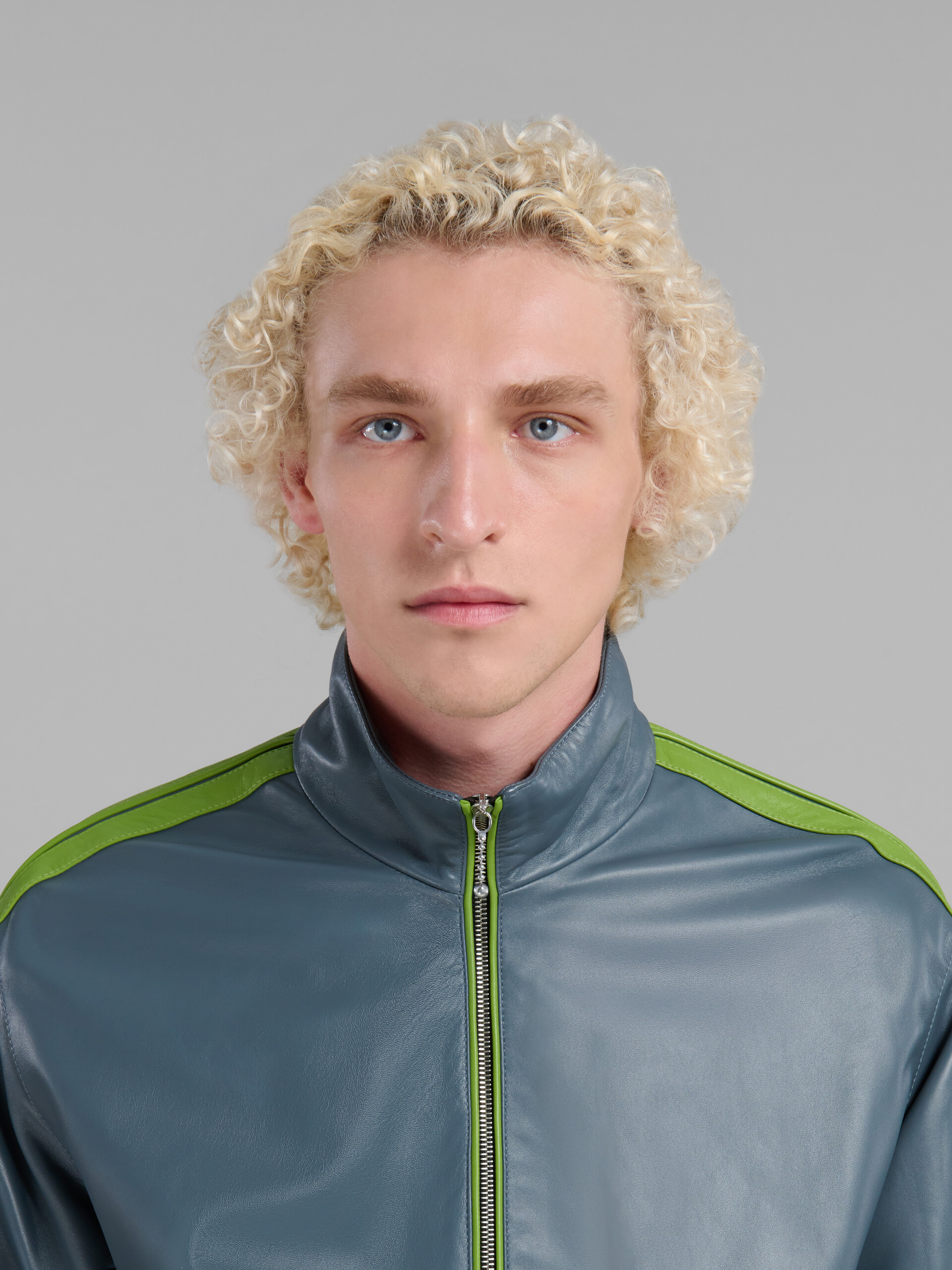 Blaugrüne Bomberjacke aus Nappaleder mit kontrastierenden Streifen  