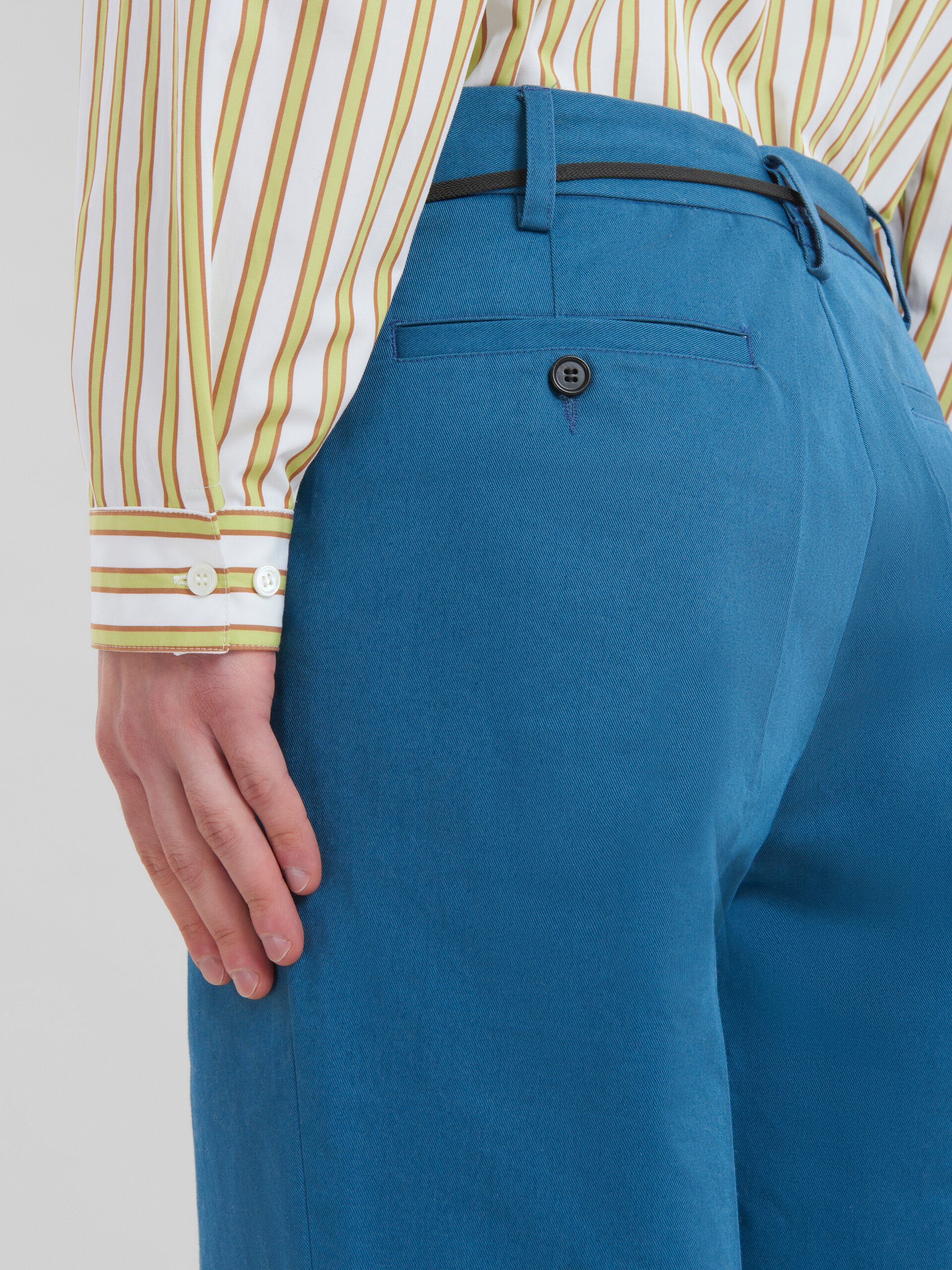 Chino en gabardine biologique bleue - Pantalons - Image 4