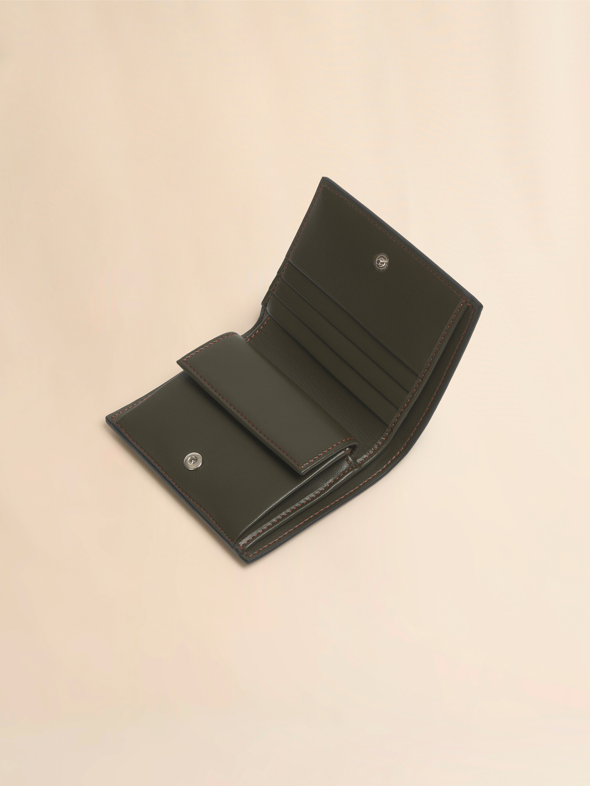 ブラック レザー製二つ折りカードケース - 財布 - Image 4