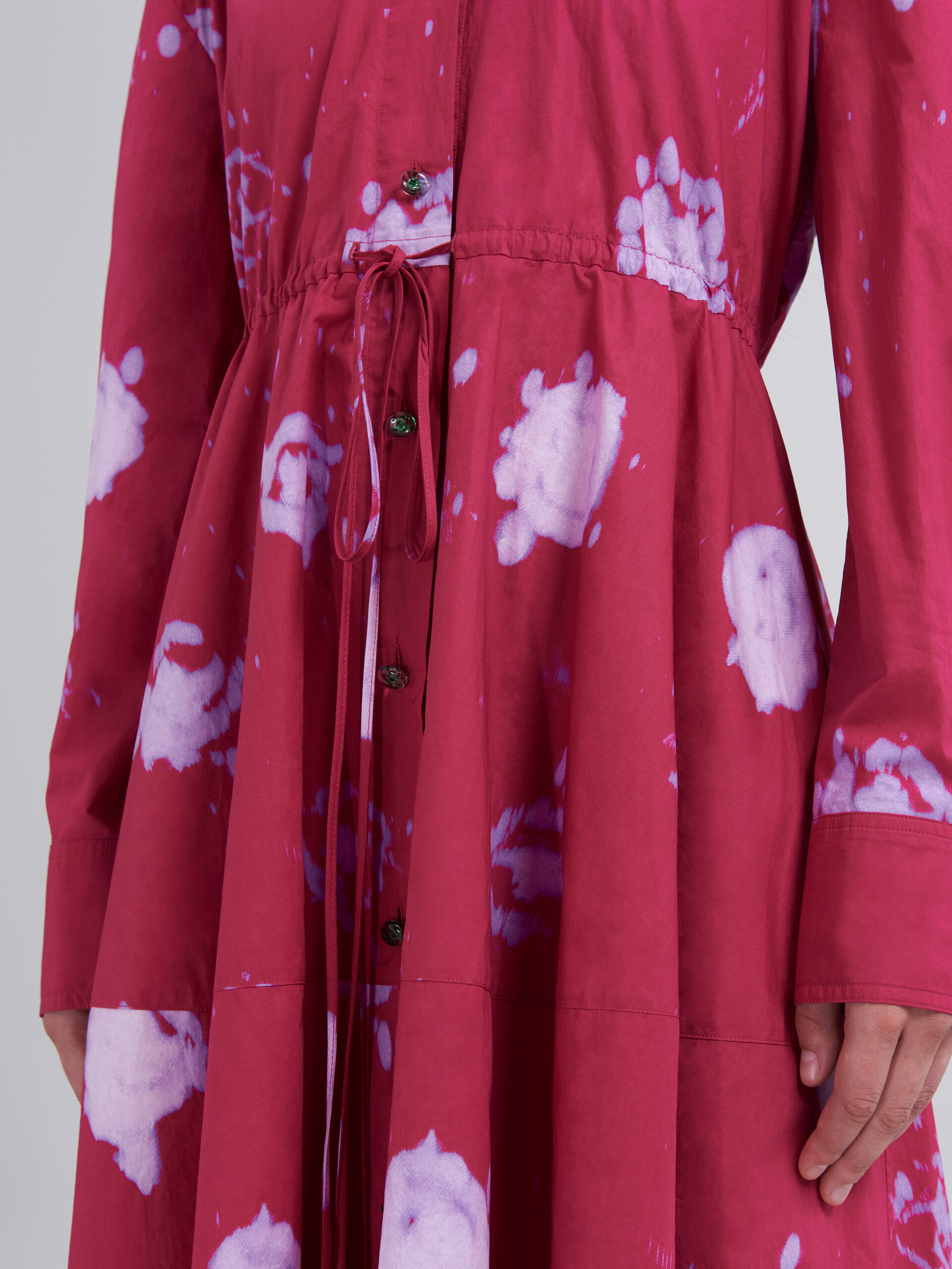 Hemdkleid aus Popeline mit verblasstem Rosenprint - Kleider - Image 5