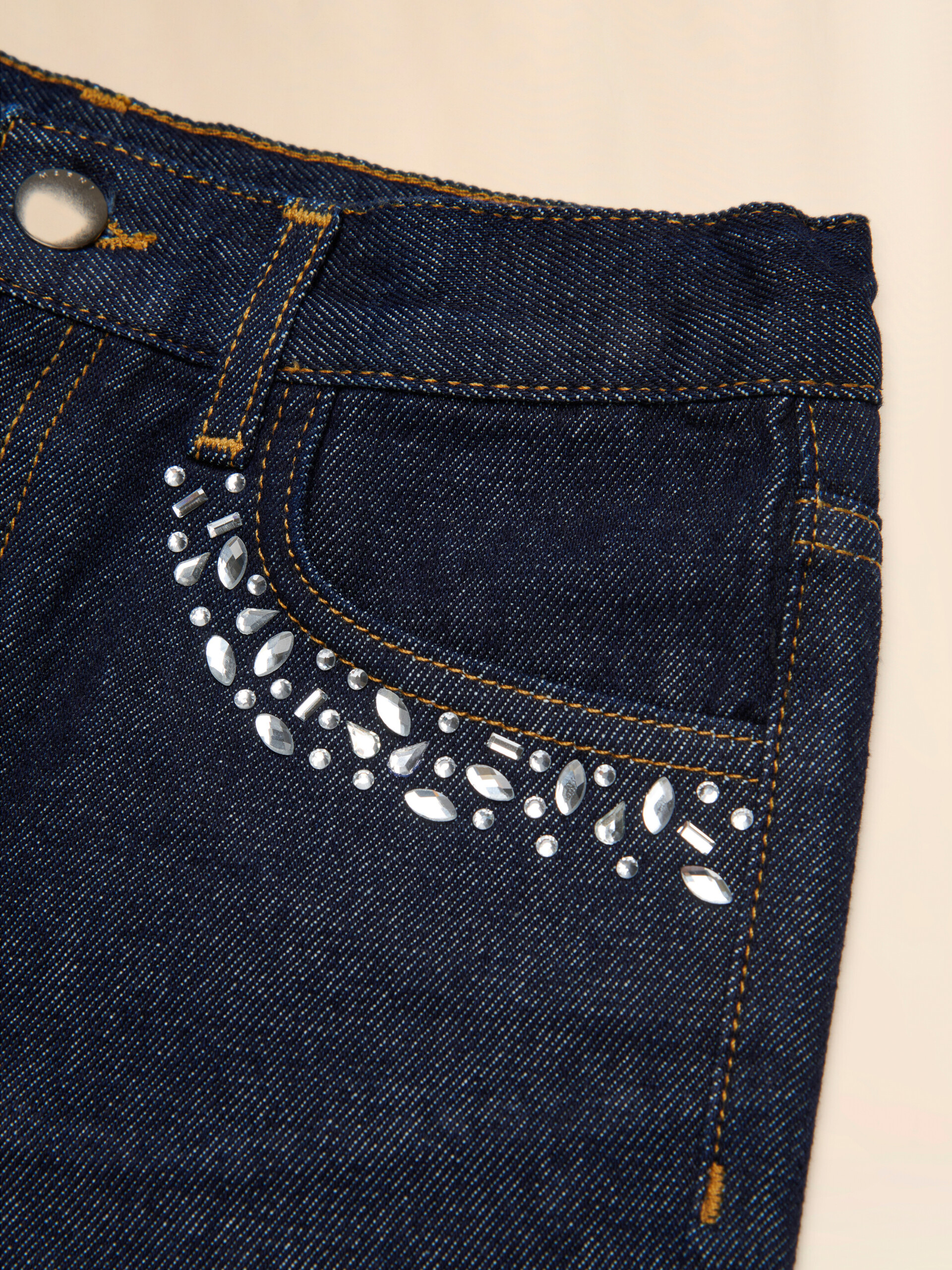 Shorts en denim oscuro con pedrería - Pantalones - Image 4