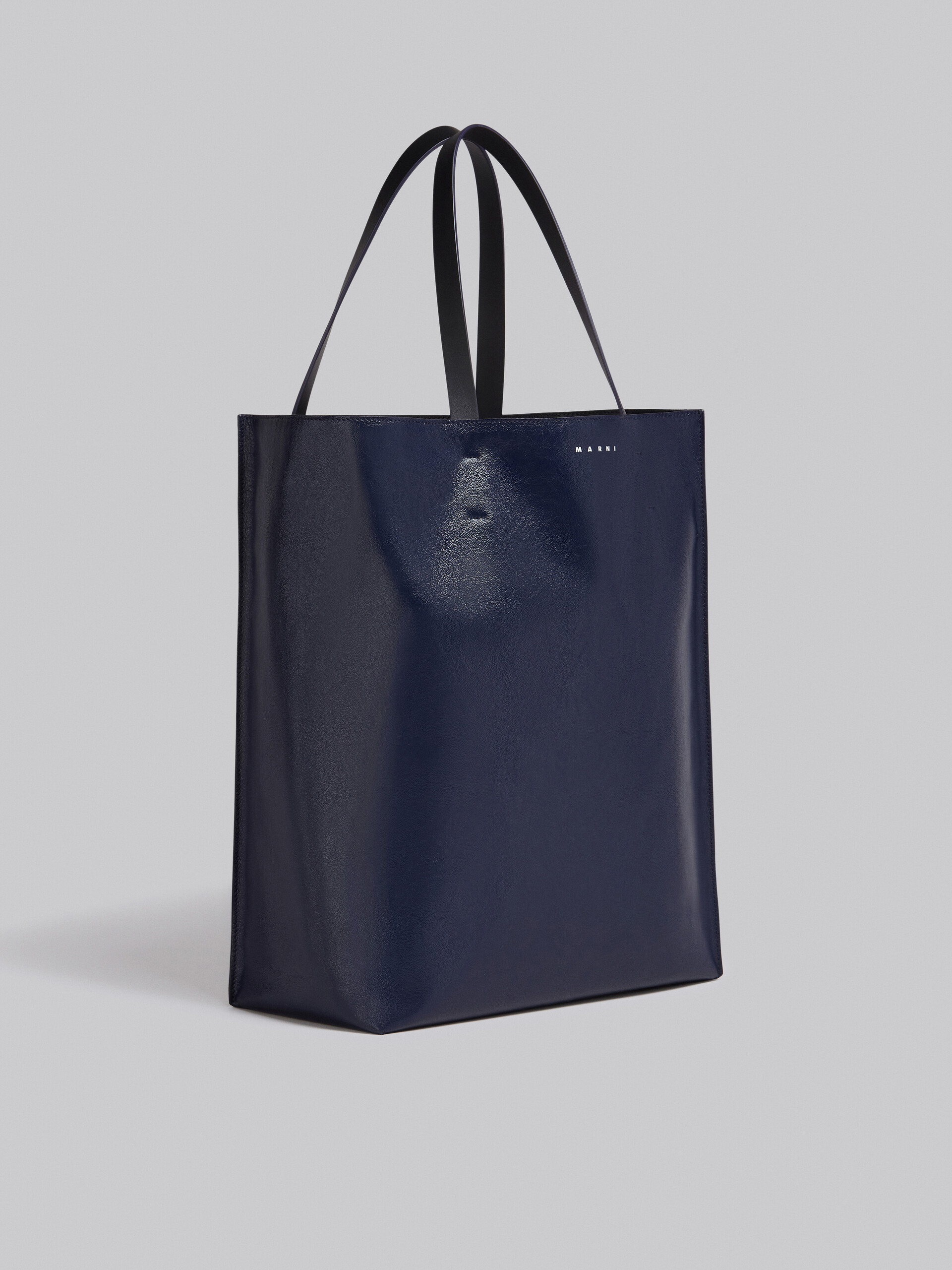 Museo Soft Large Bag in black and blue leather - Shopping Bags - Image 6