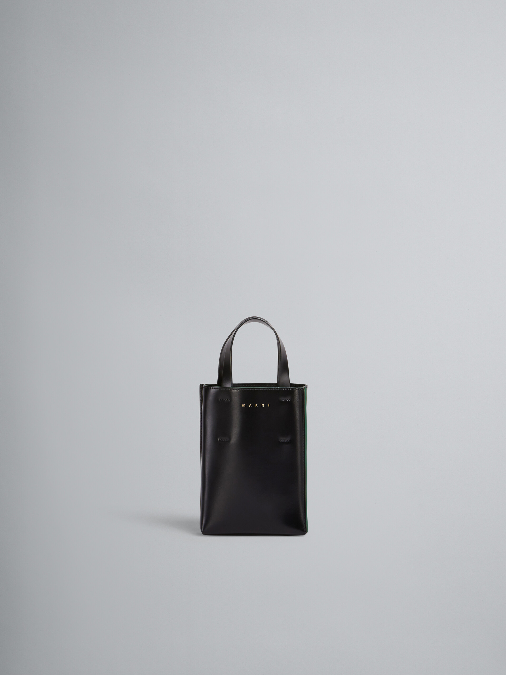 Nano MUSEO Shopper aus schwarzem glänzendem, glattem Kalbsleder mit Schulterriemen - Shopper - Image 1