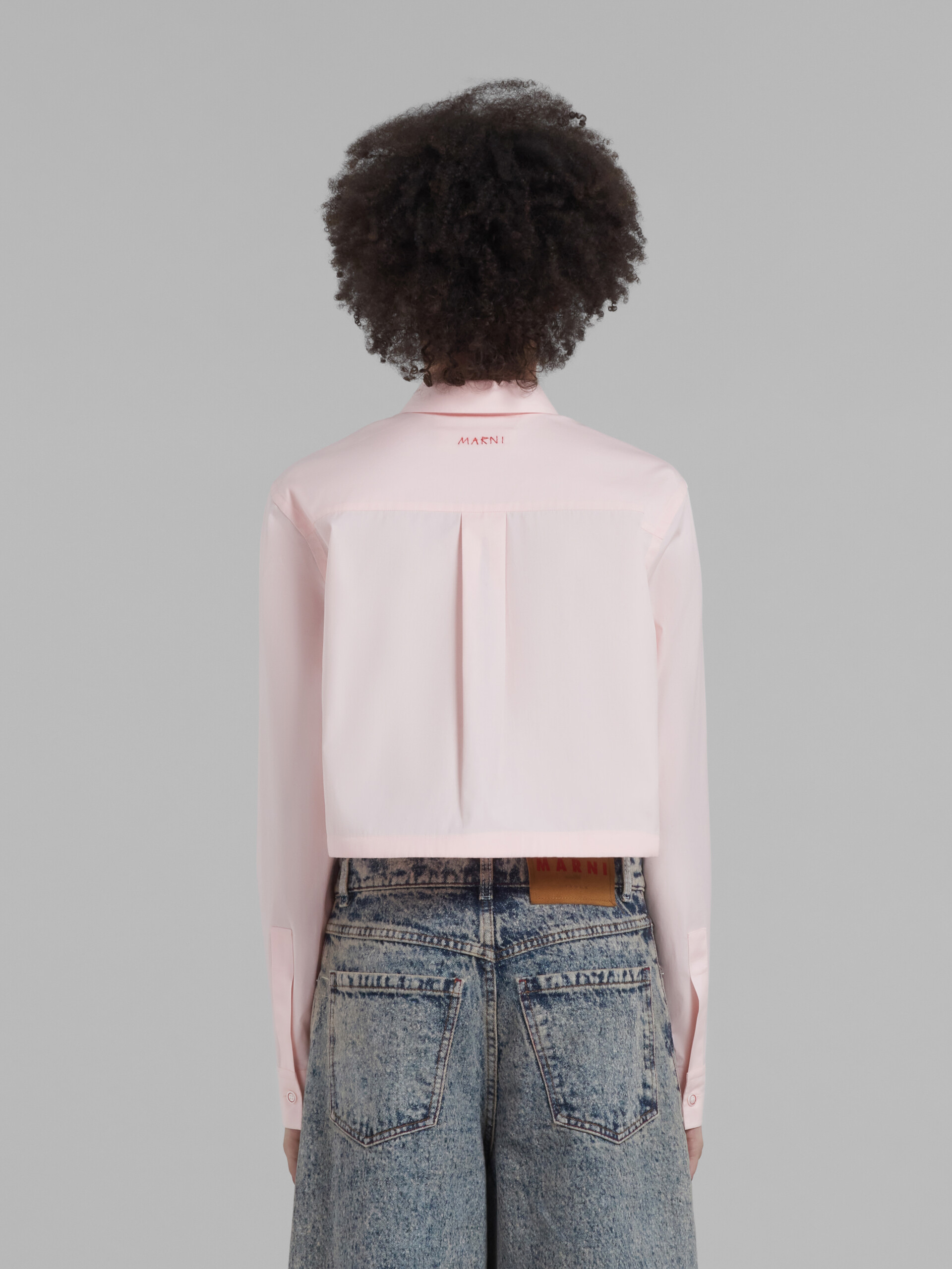 Pink cropped shirt in organic poplin - Shirts - Image 3