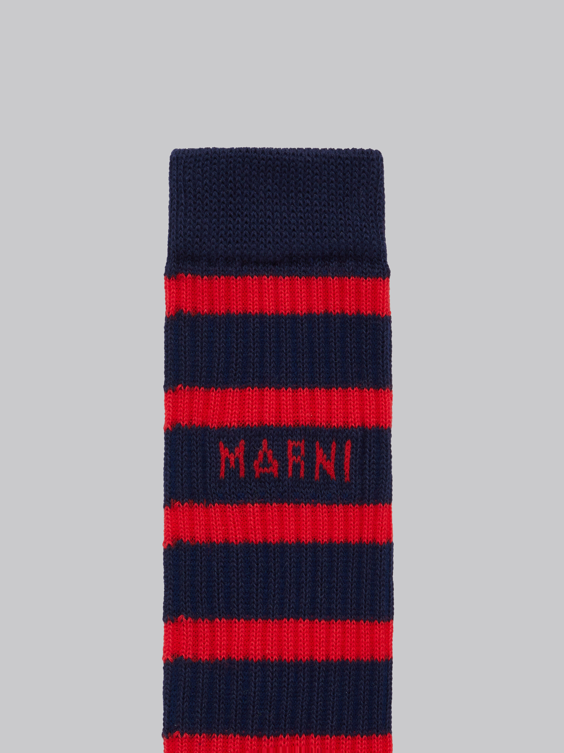 Gerippte Baumwollsocken mit maritimen Streifen in Marineblau - Socken - Image 3