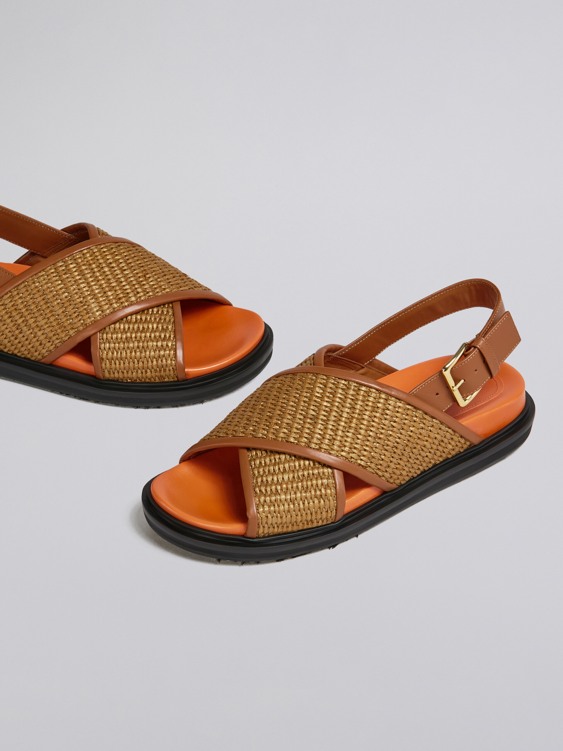 Fußbett-Sandale aus braunem Raffiabast und Leder - Sandalen - Image 5