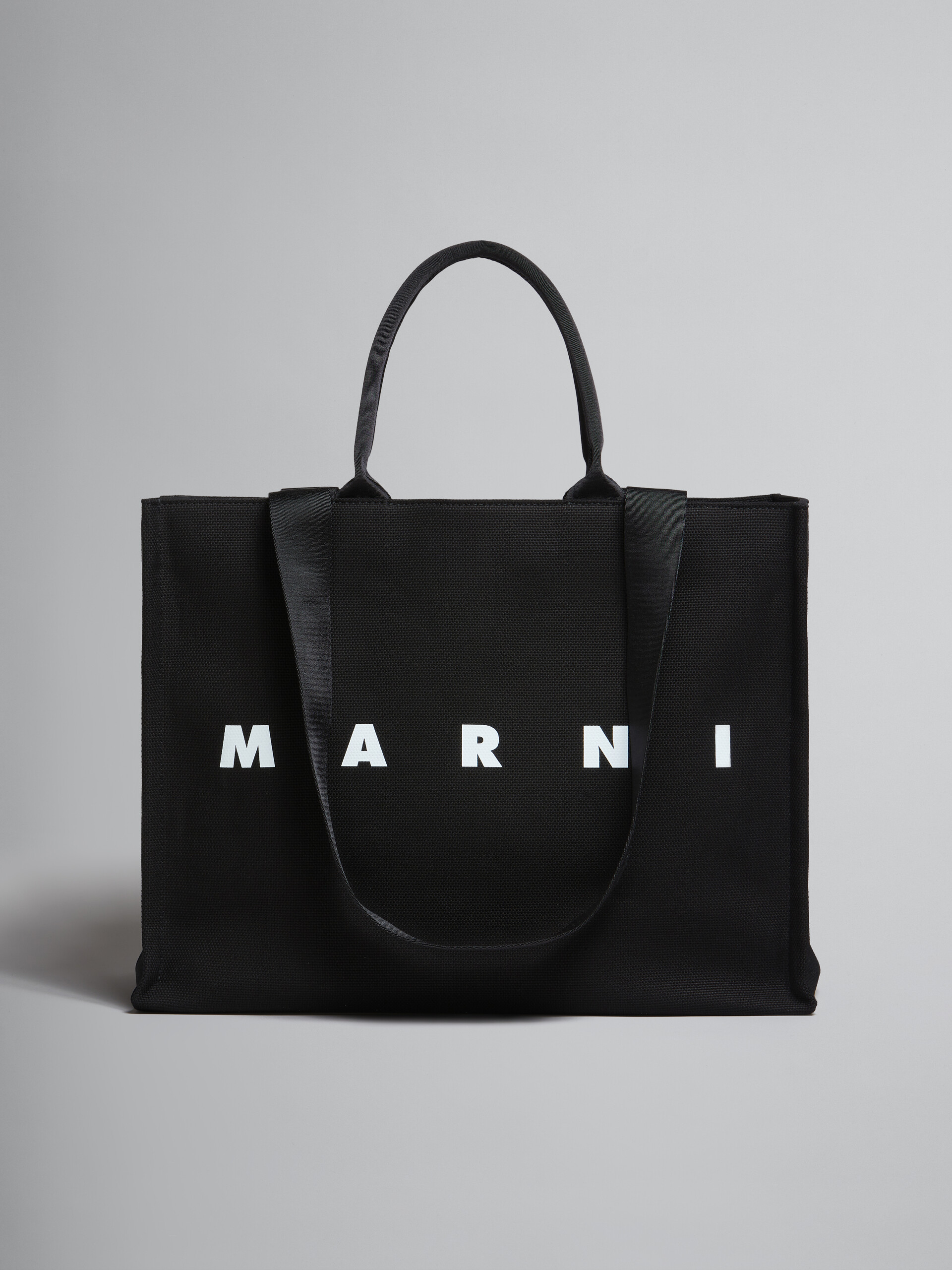 コレクション登場品 MARNI イタリア製　エナメルバッグ