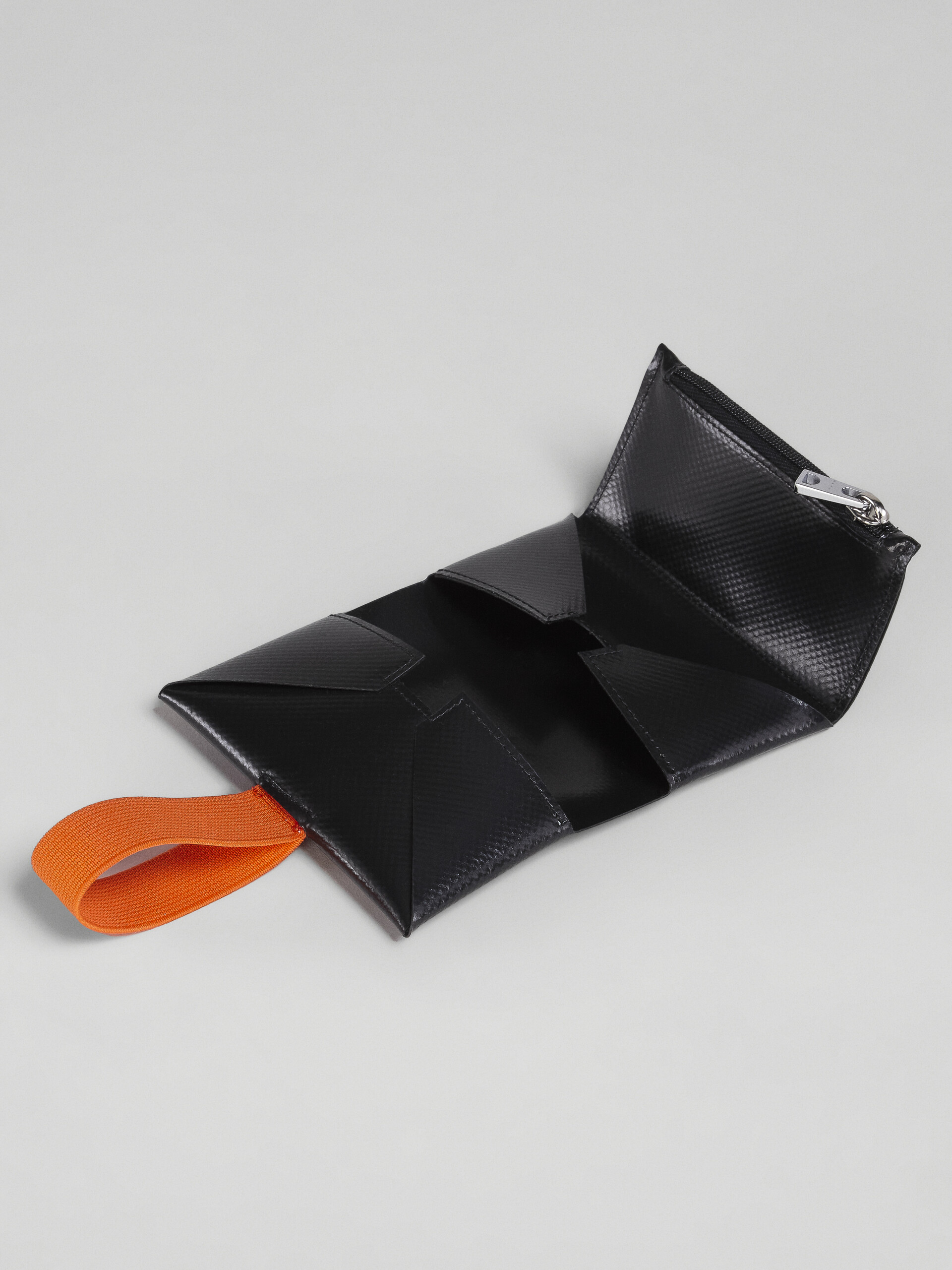 Portafoglio tri-fold in PVC nero e arancio - Portafogli - Image 5