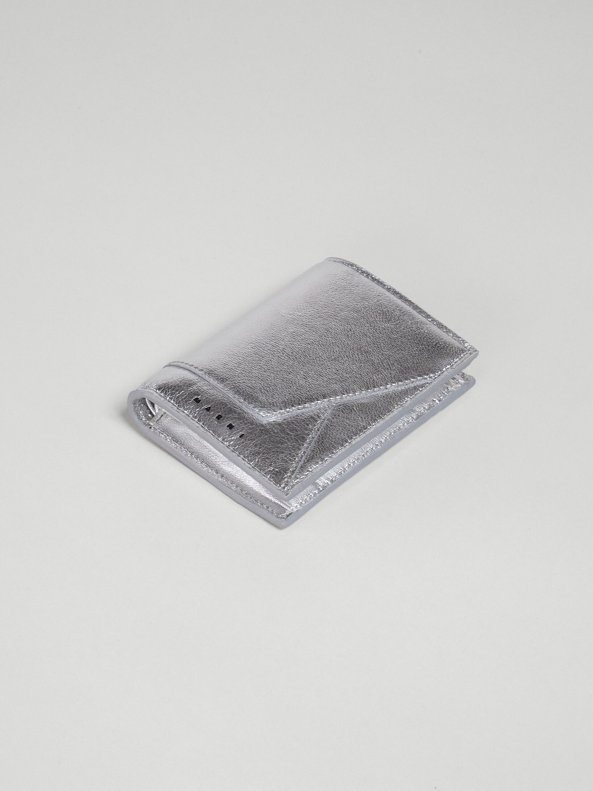 Portefeuille à deux volets en cuir nappa argent métallisé - Portefeuilles - Image 5