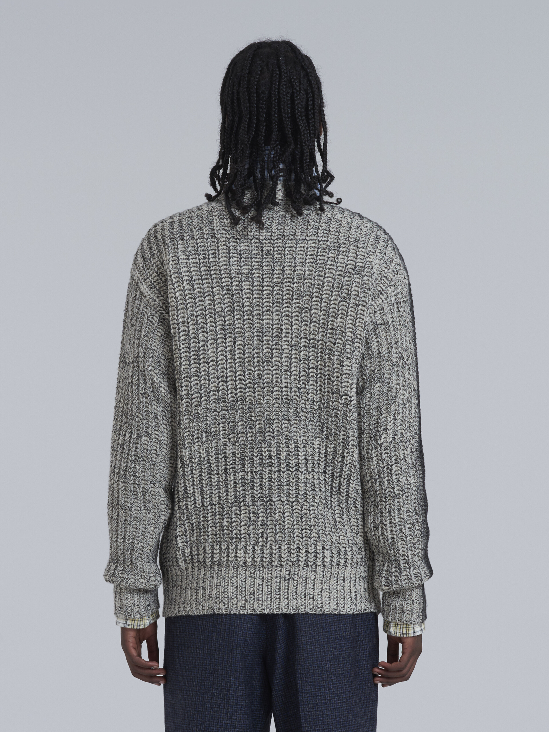 Pullover aus gezwirnter Shetlandwolle mit Halsausschnitt und Ärmeln kontrastgespritzt - Pullover - Image 3