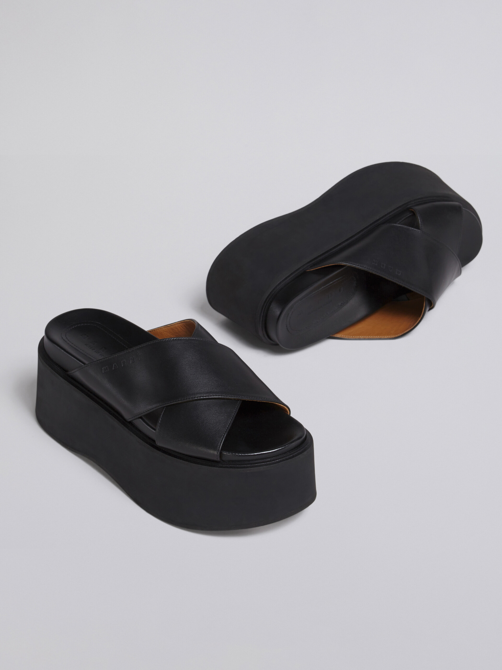 Criss-cross wedge in black calf leather - Sandals - Image 5