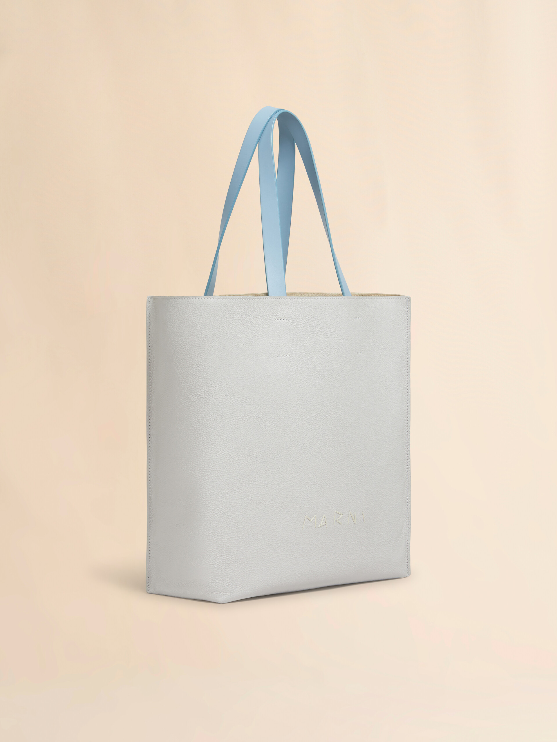 Große Tote Bag Museo Soft aus weißem und beigefarbenem Leder mit Marni Symbol Stickerei - Shopper - Image 5
