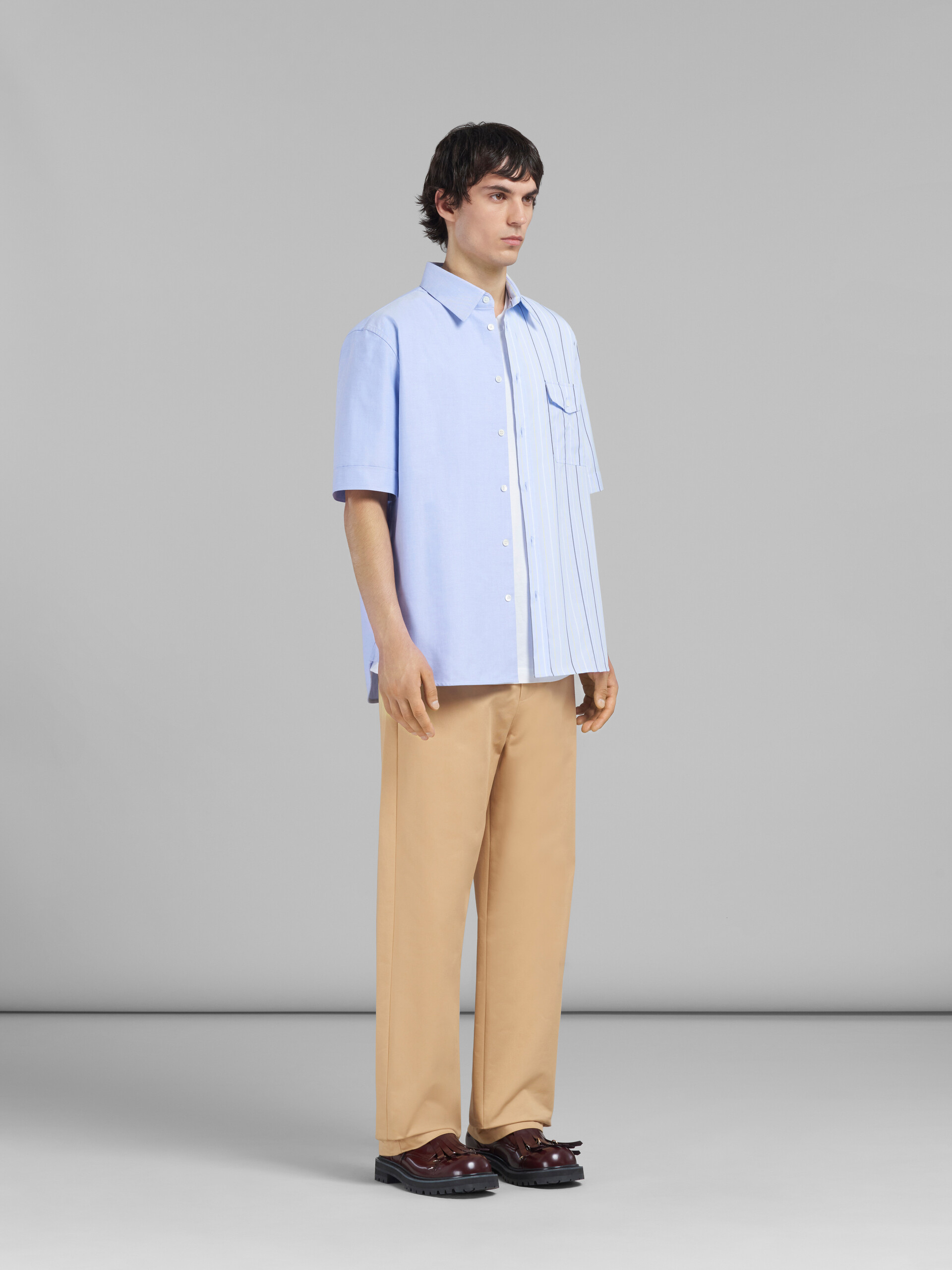Camisa de popelina ecológica azul claro con diseño dividido por la mitad - Camisas - Image 5