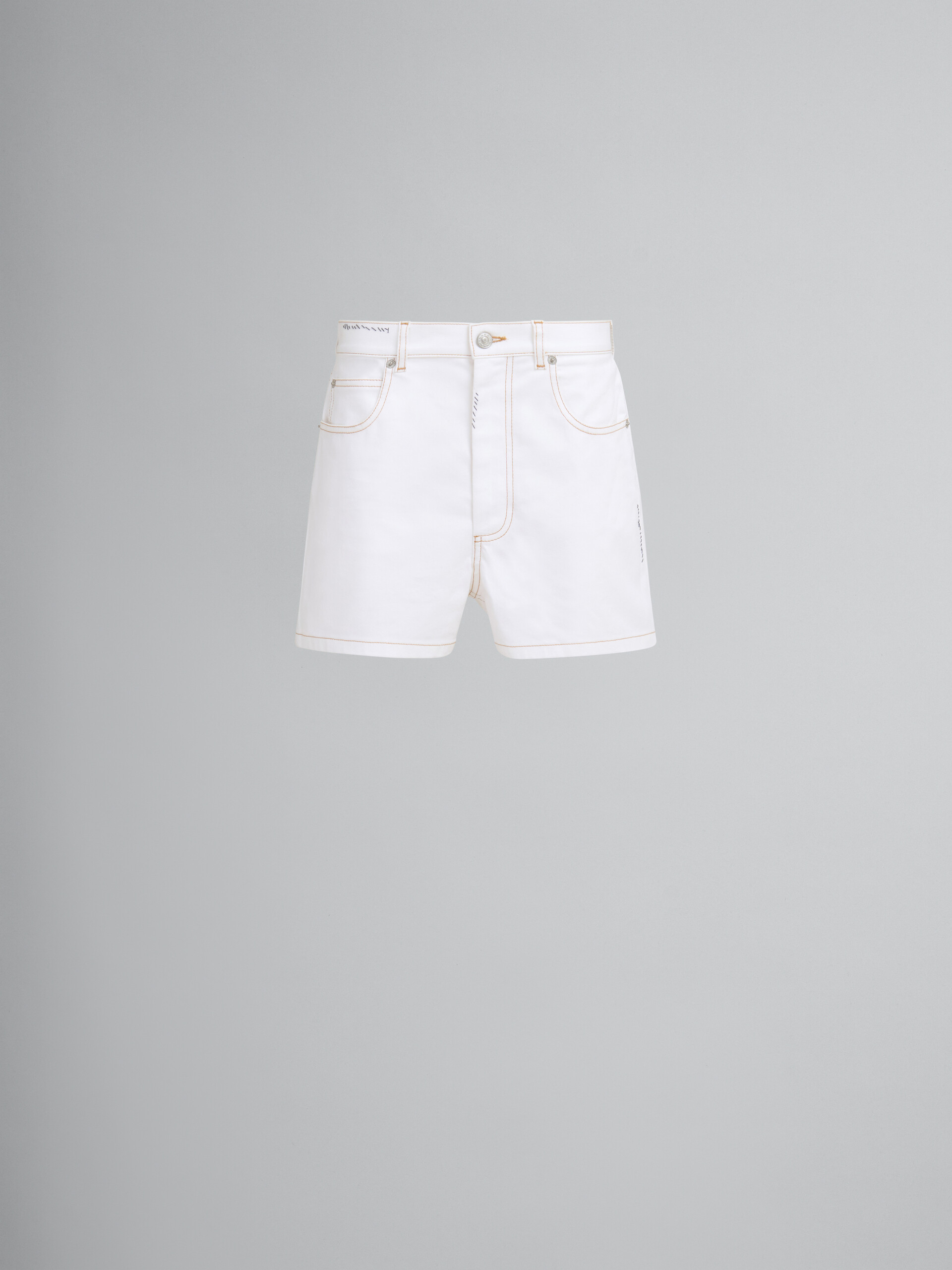 Pantalón corto de denim blanco con parches en forma de flor - Pantalones - Image 1