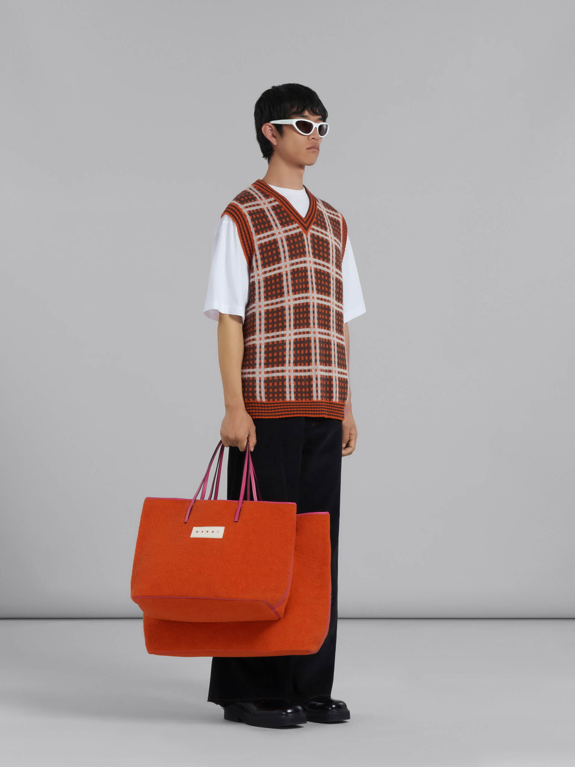 Red V-neck vest with '50s check - Pullovers - Image 5
