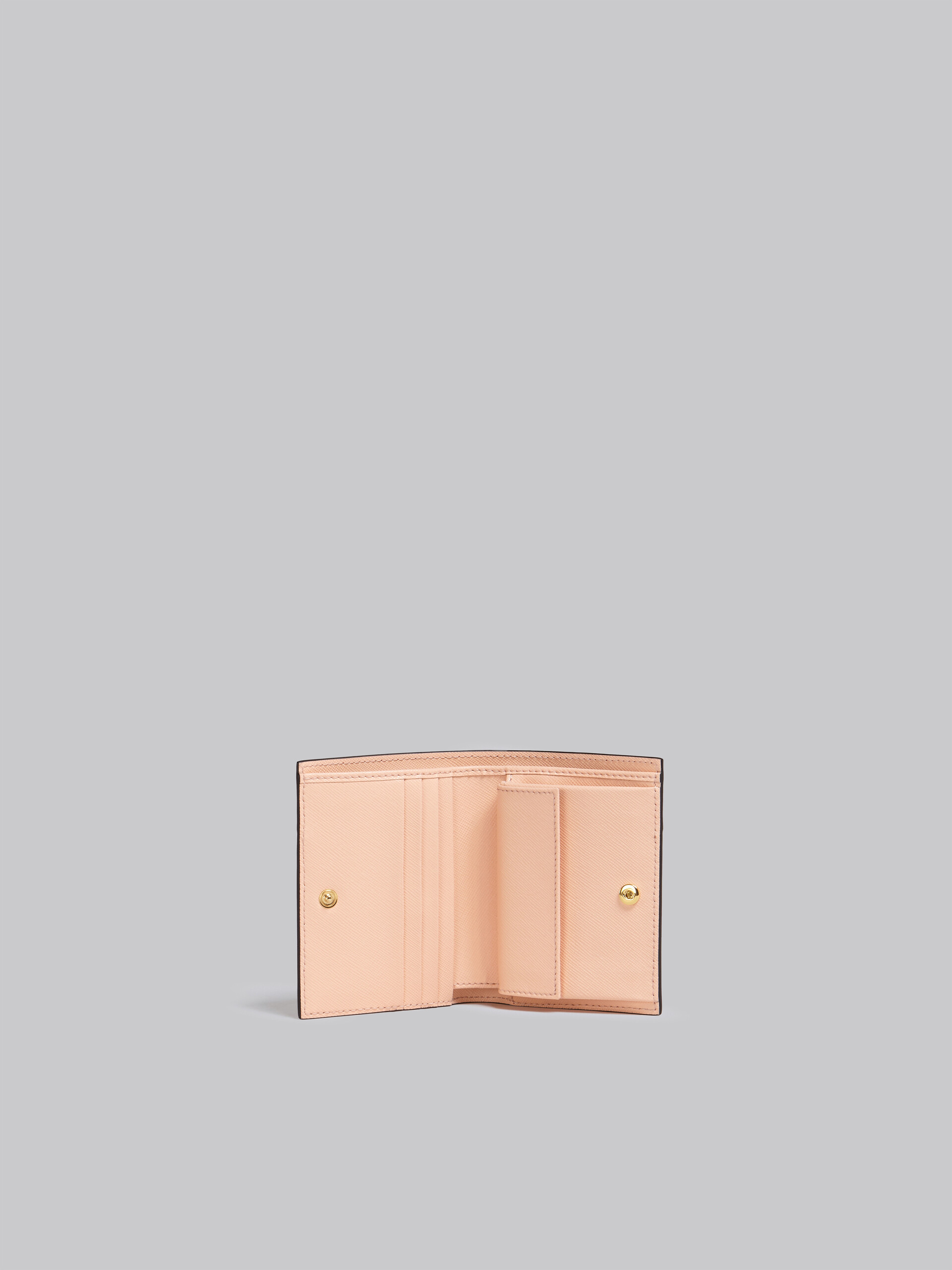 Portafoglio bi-fold in saffiano rosso bianco e rosa - Portafogli - Image 2