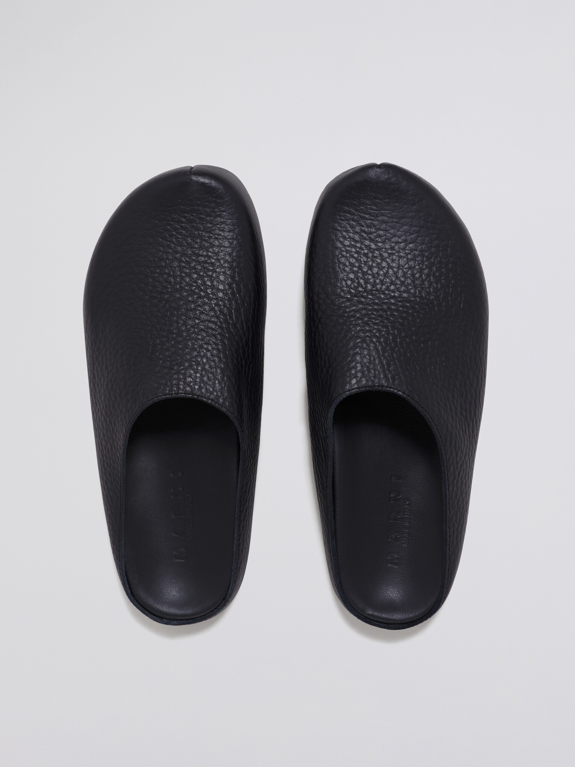 Unisex-Sandale aus schwarzem genarbtem Kalbsleder - Holzschuhe - Image 4