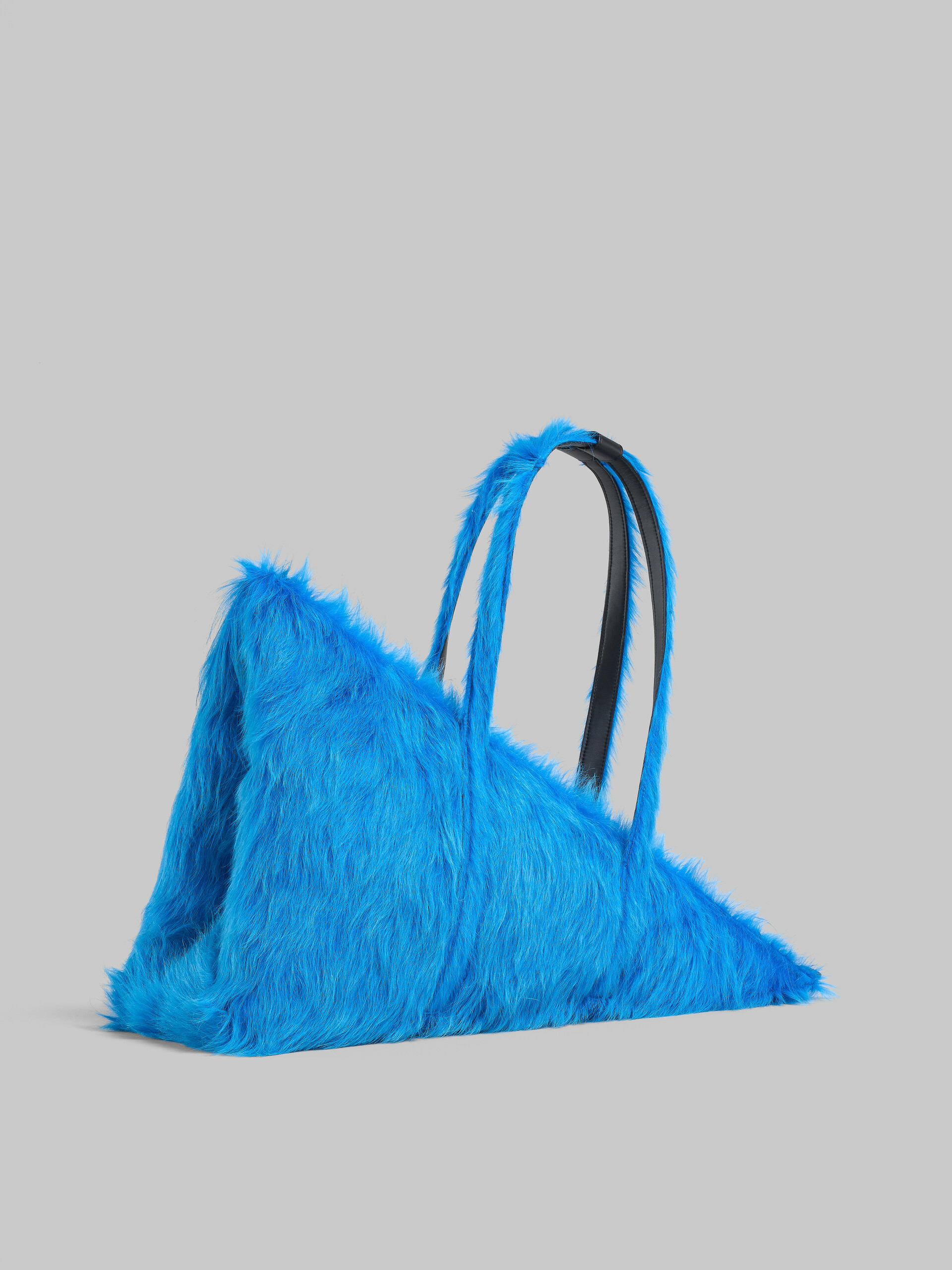 Dreieckige Duffle Bag Prisma aus Kalbsfell in Blau - Reisetasche - Image 6